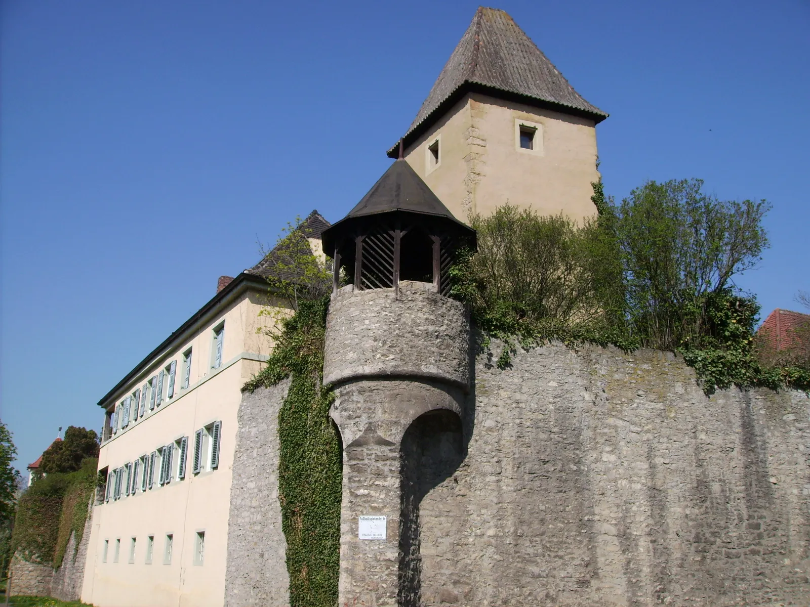 Photo showing: Ochsenfurt. Pulverturm, ehemals Munitionslager und Gefängnis. Davor Befestigung mit einem kleinen Rundturm.