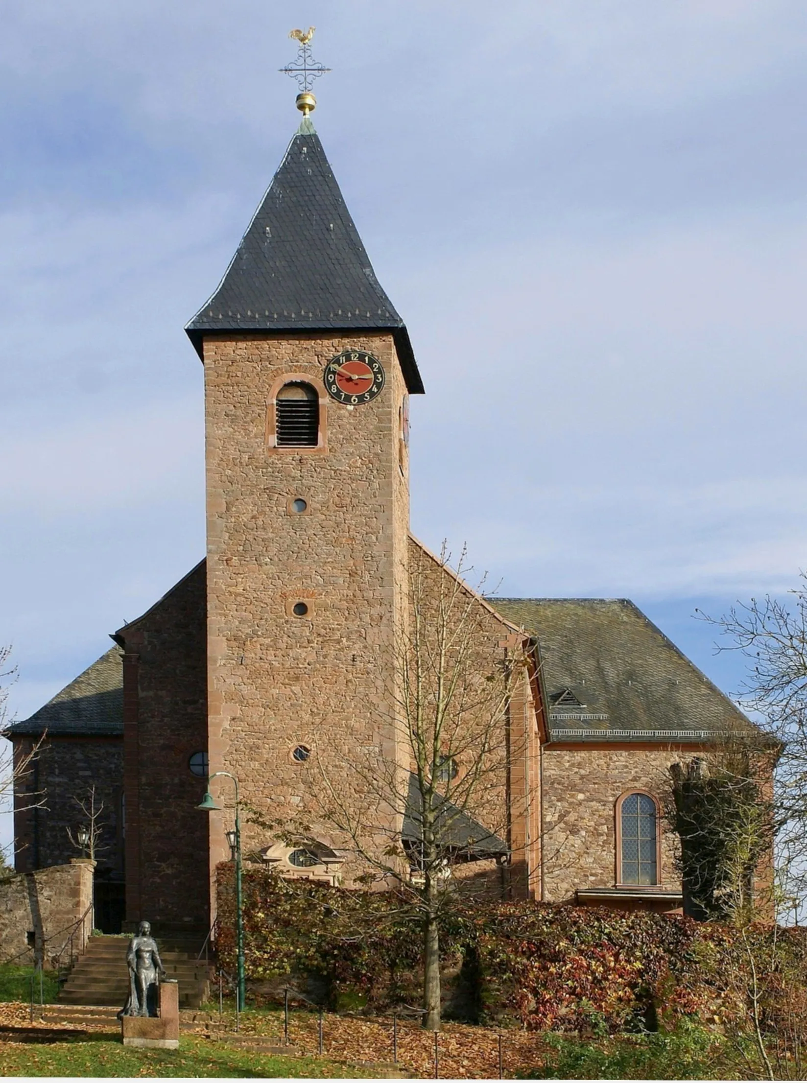 Photo showing: Die Pfarrkirche St. Maria Magdalena in Geiselbach. Links im Vordergrund ist die Statue der Maria Magdalena zu sehen.