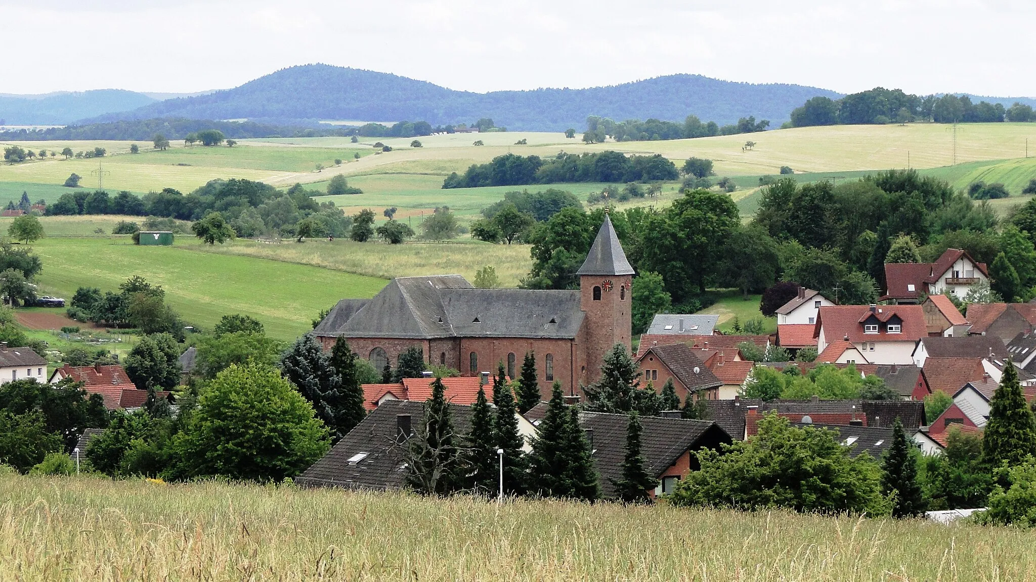 Photo showing: View of Geiselbach, County Aschaffenburg, Bavaria, from the north with the church of St. Maria Magdalena