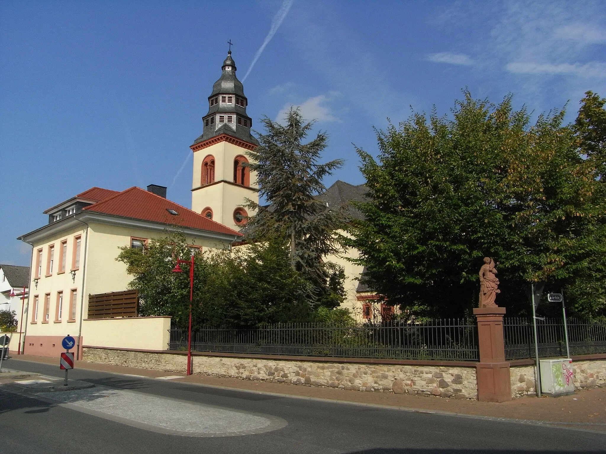 Photo showing: St. Michael, Catholic Church, late Baroque hall church, built in 1785-1786. Rectory and vicarage garden with the statue of Saint Barbara.