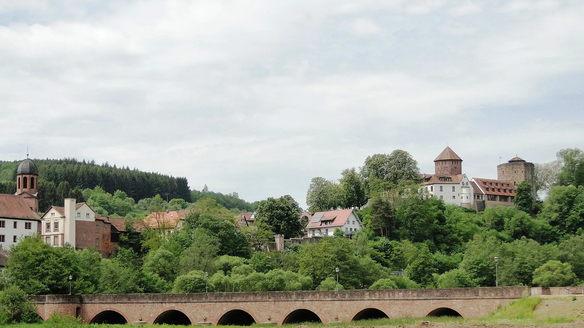 Photo showing: View of Rieneck (Franconia) with Castle, church and Sinn bridge