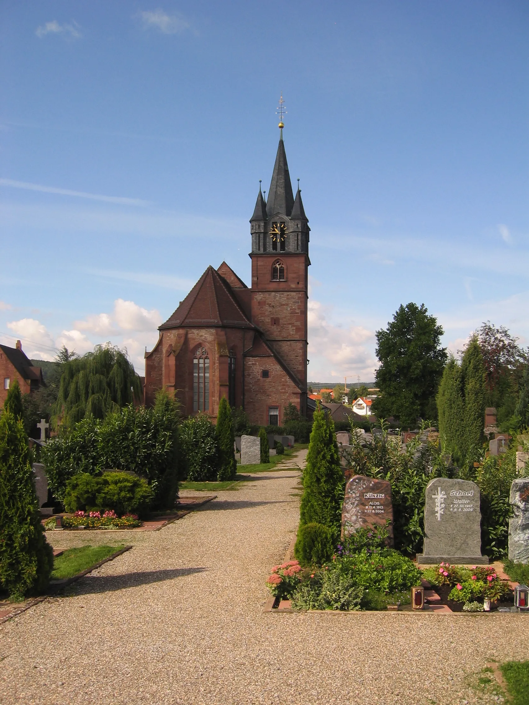 Photo showing: Kirche St.Martin zu Külsheim. Ansicht von Osten aus über den Friedhof.