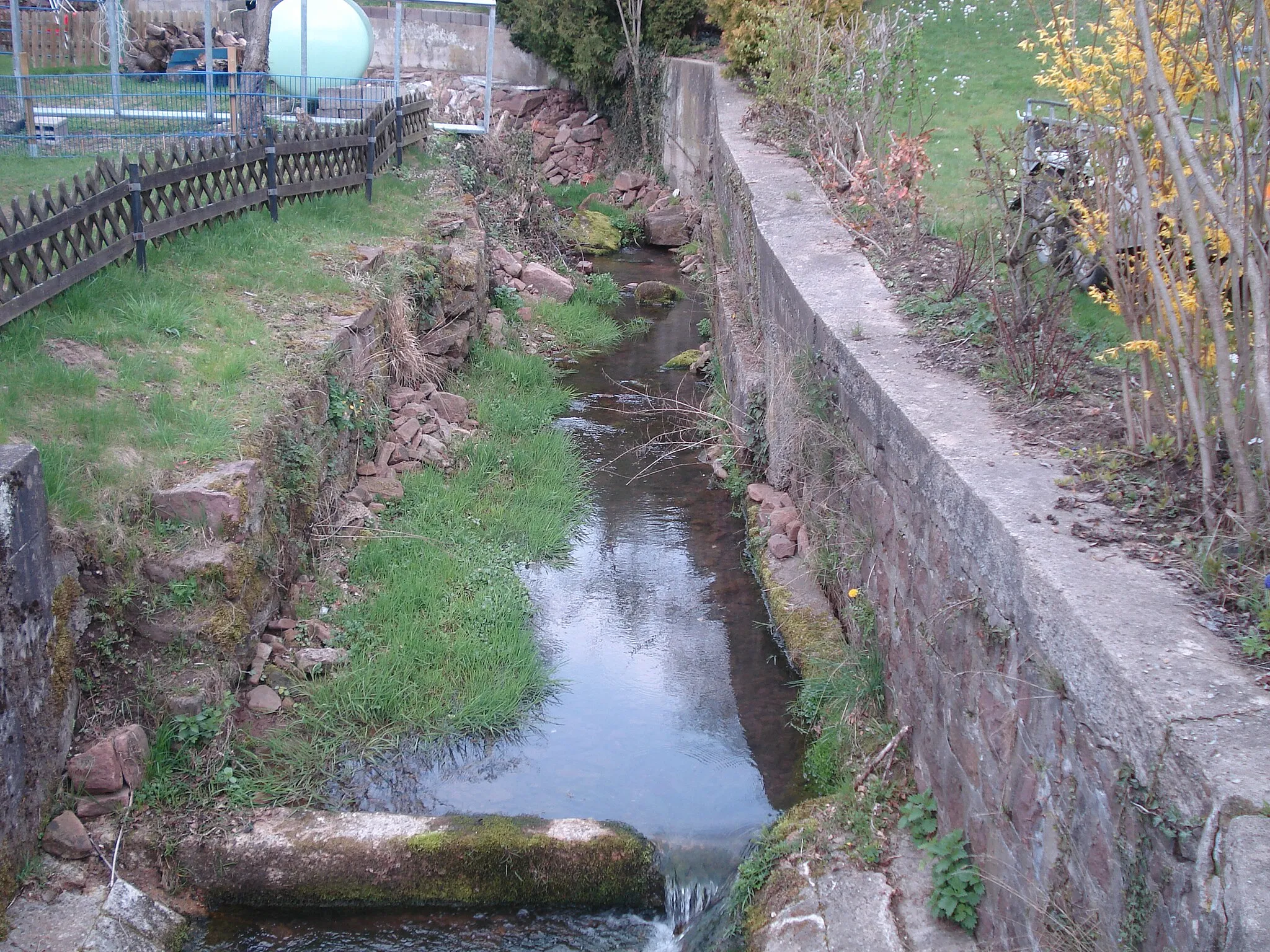 Photo showing: Der Rechtenbach in Rechtenbach an der Kirche