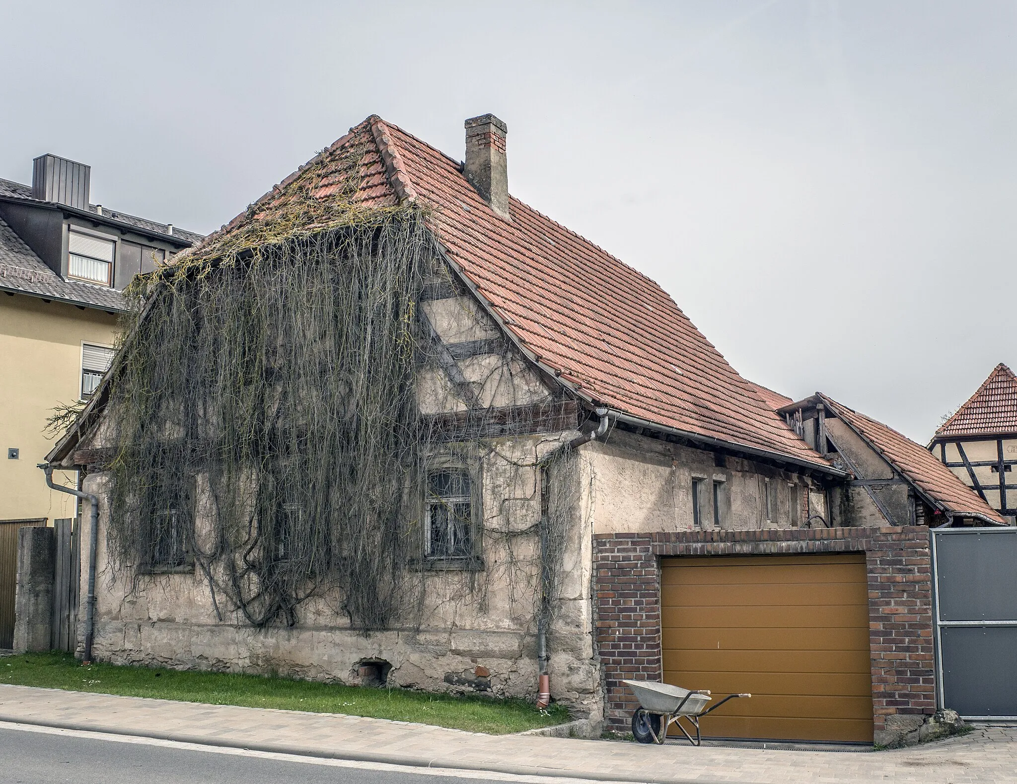 Photo showing: Wohnhaus, eingeschossiger und giebelständiger Halbwalmdachbau mit Fachwerkgiebel, bezeichnet 1814