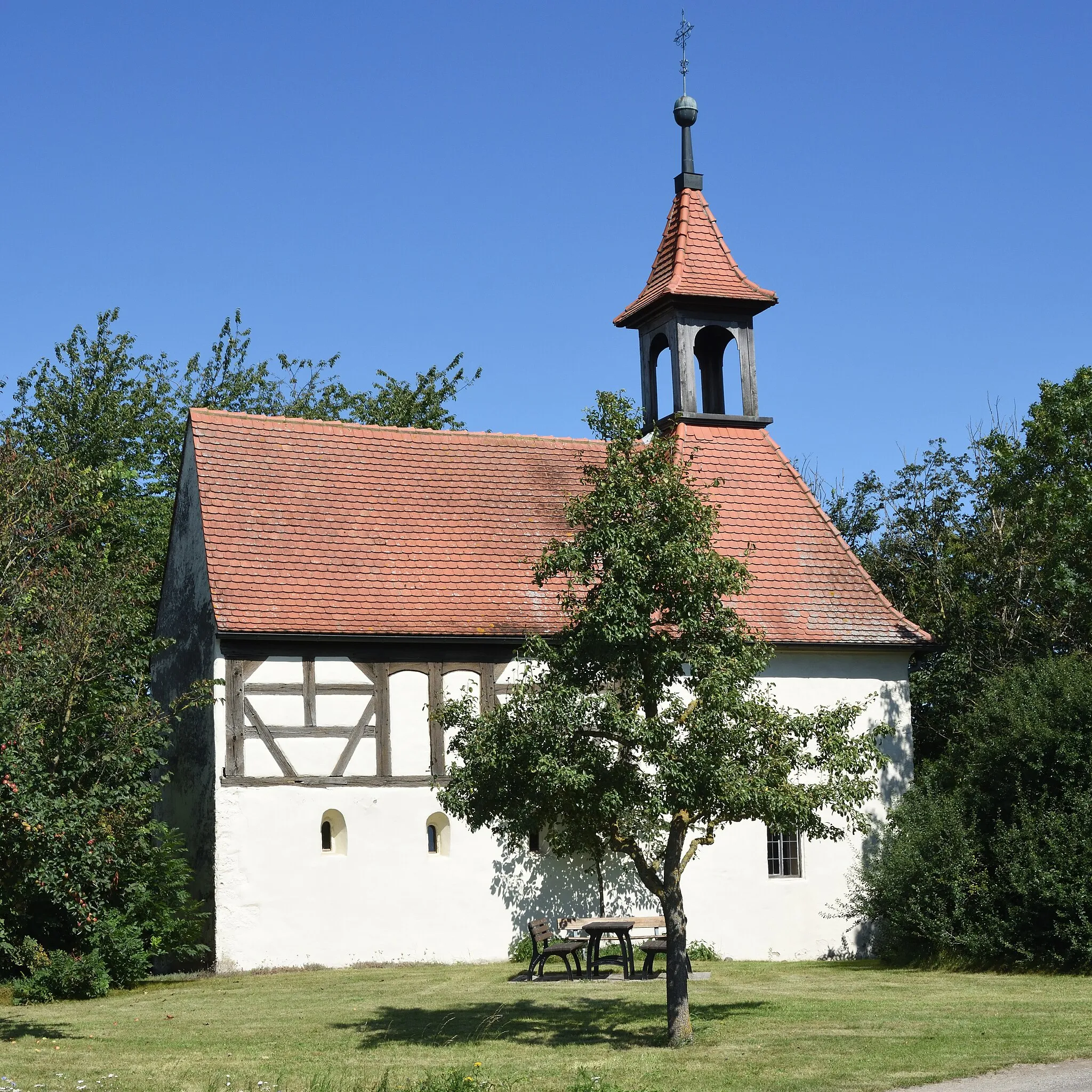 Photo showing: Heilig-Kreuz-Kapelle bei Simmershofen, erste urkundliche Erwähnung 1307, im Inneren Fresken aus dem 14. Jahrhundert
