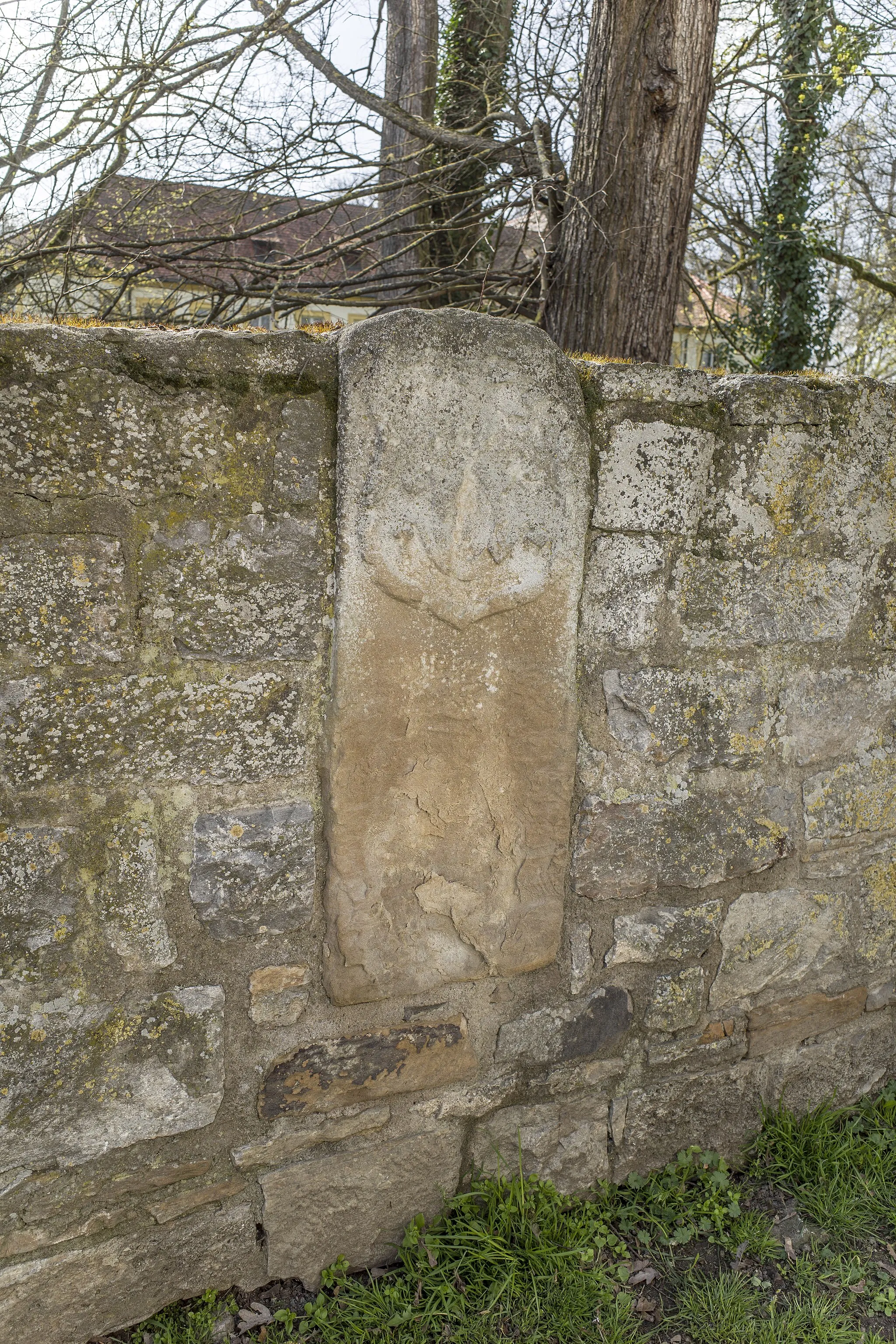 Photo showing: Linker Wappenstein in der nördöstlichen Mauer des Schlosses Wonfurt