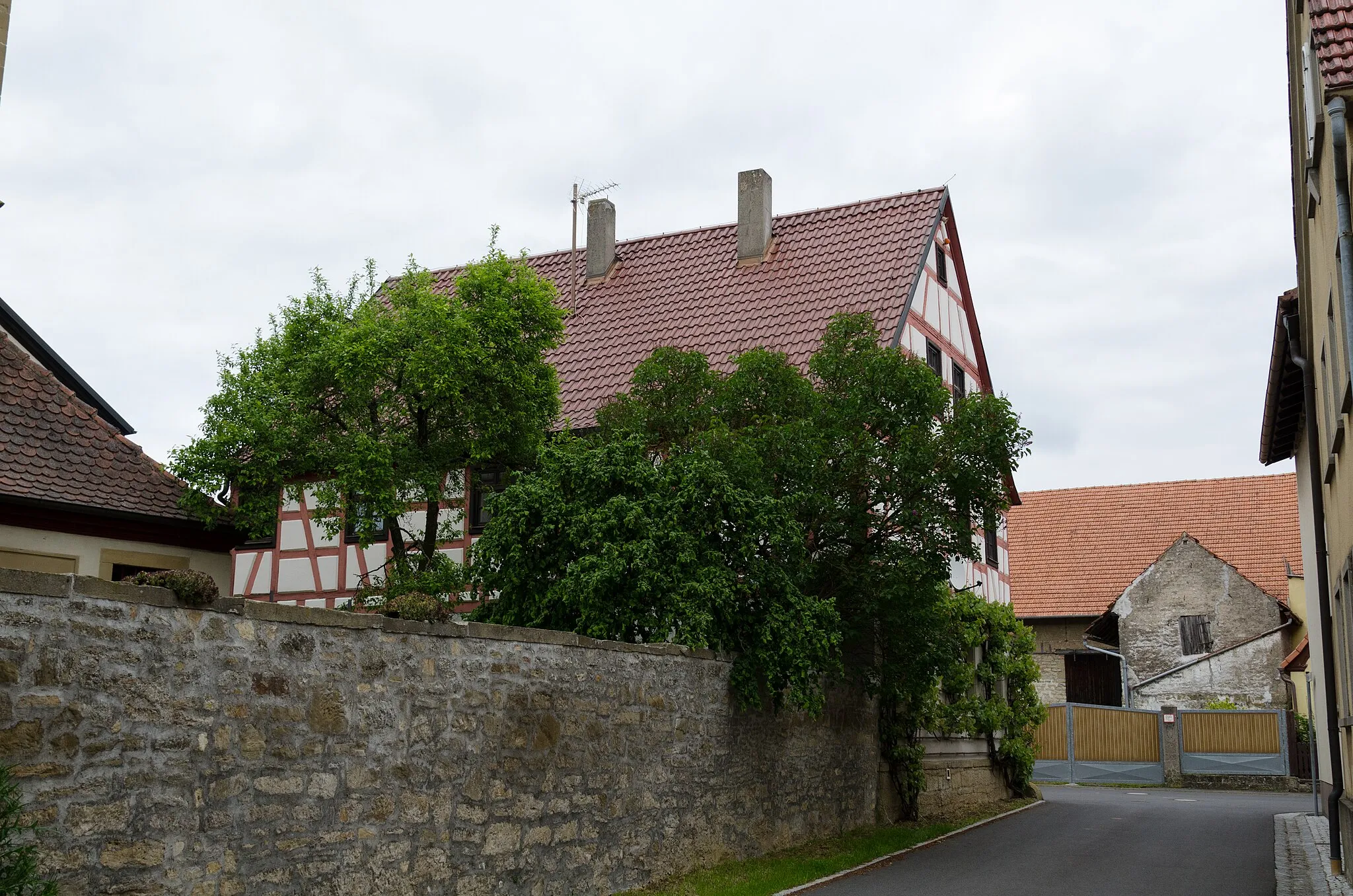 Photo showing: Hausen bei Würzburg, Erbshausen, Evodiusstraße 5, Kirchhofmauer