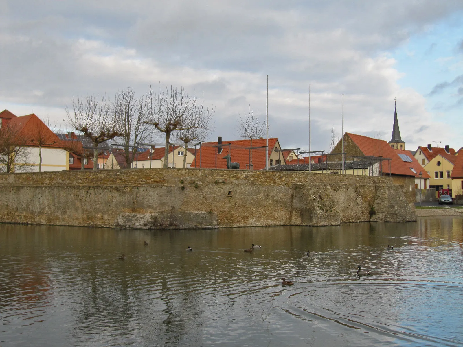 Photo showing: Burg Großlangheim, Reste der Grundmauern und Wassergraben