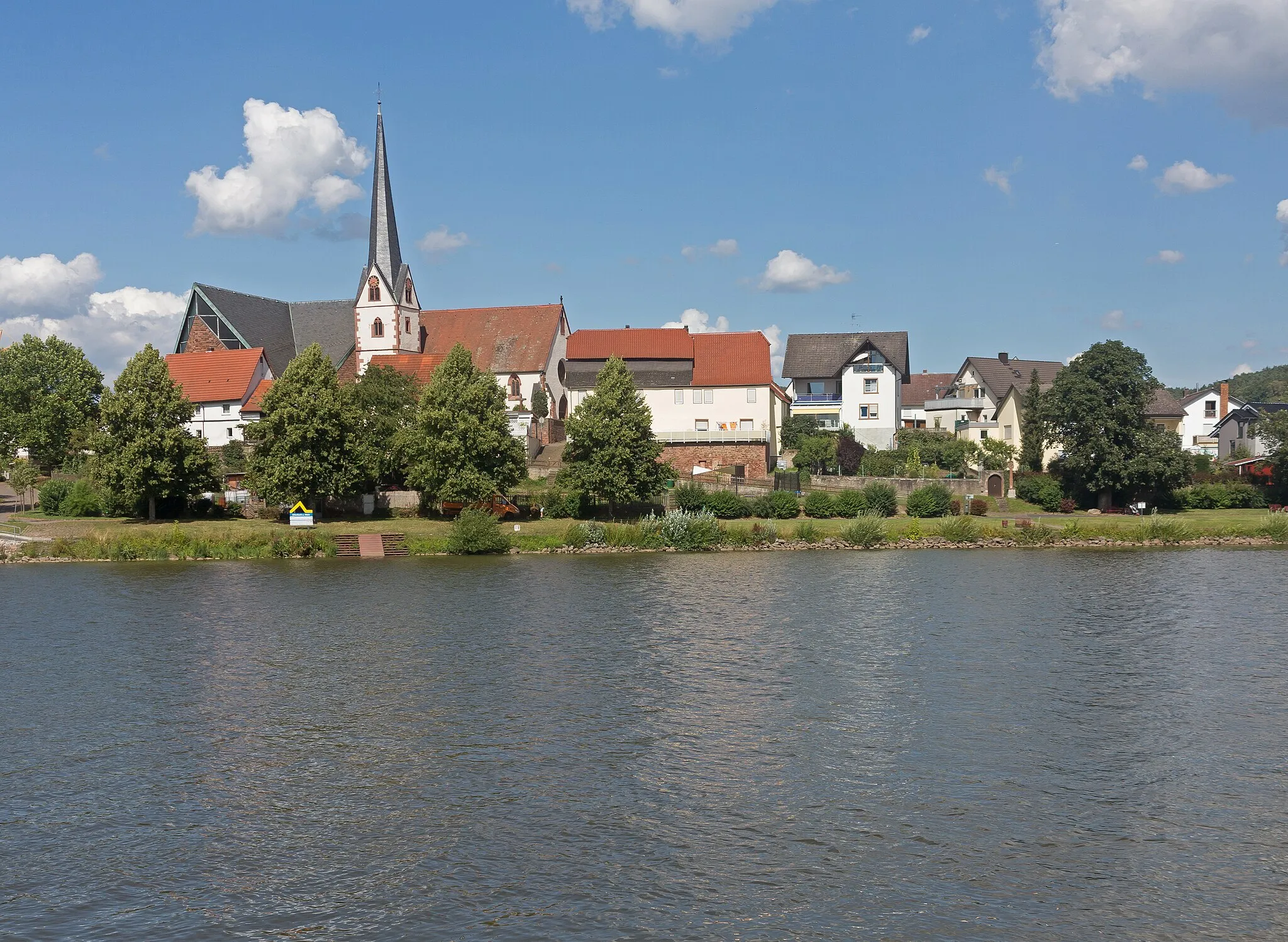 Photo showing: Erlenbach am Main, view to the town from Wörth with church (die katholische Pfarrkirche Sankt Peter und Paul)