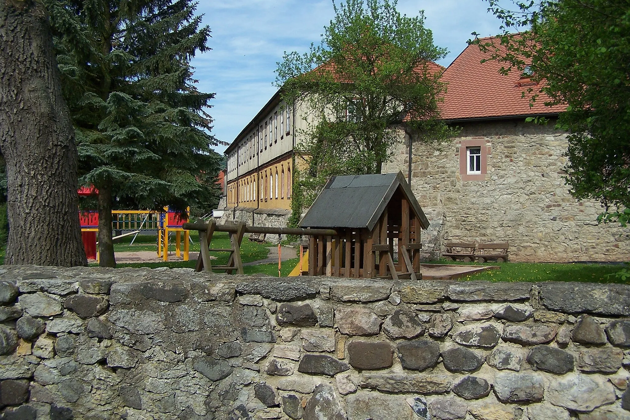 Photo showing: Blick von Süden in den Bereich des ehemaligen Burggrabens der Merlinsburg