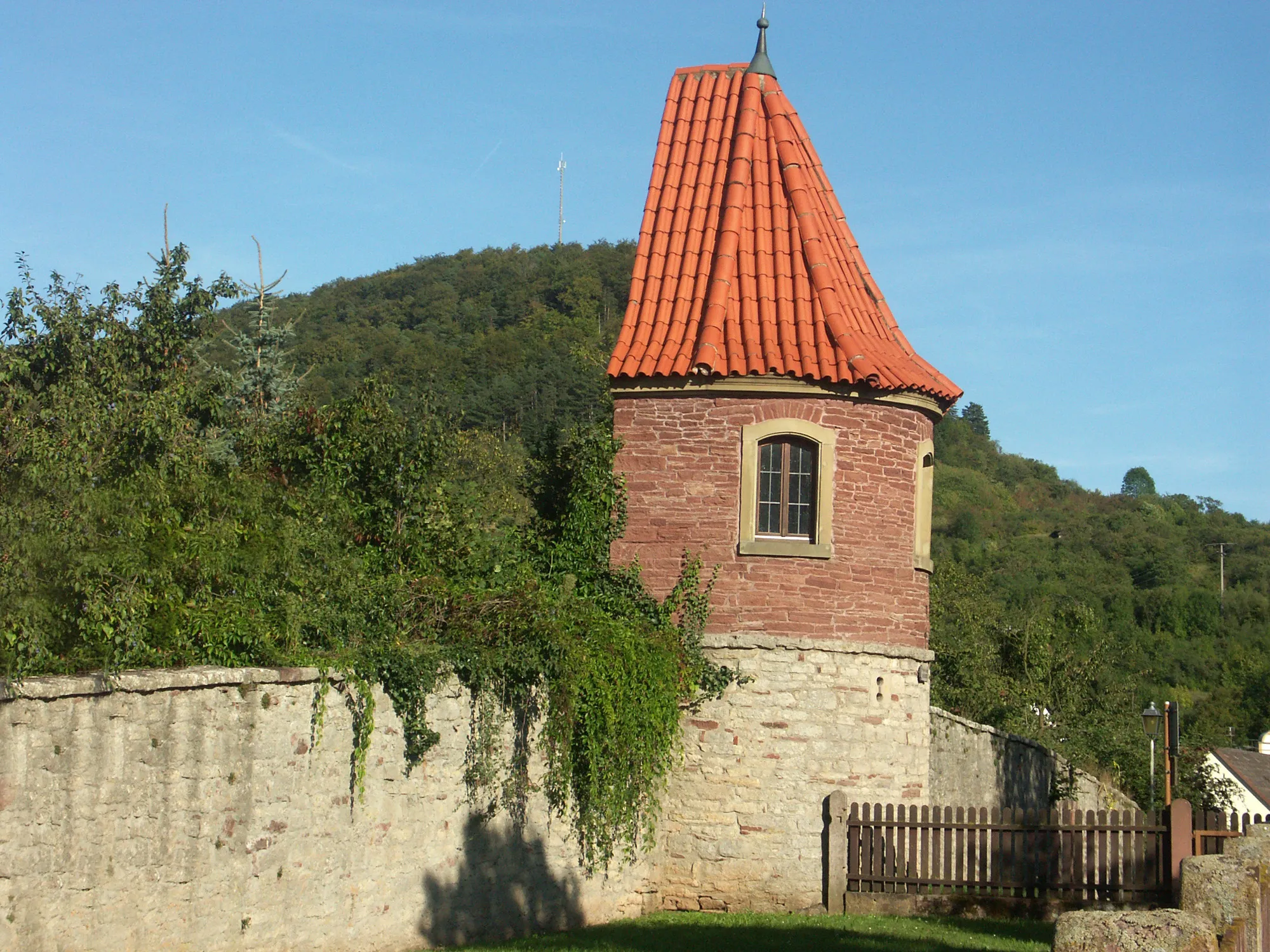 Photo showing: Stadtmauer in Euerdorf mit rekonstruiertem Wehrturm