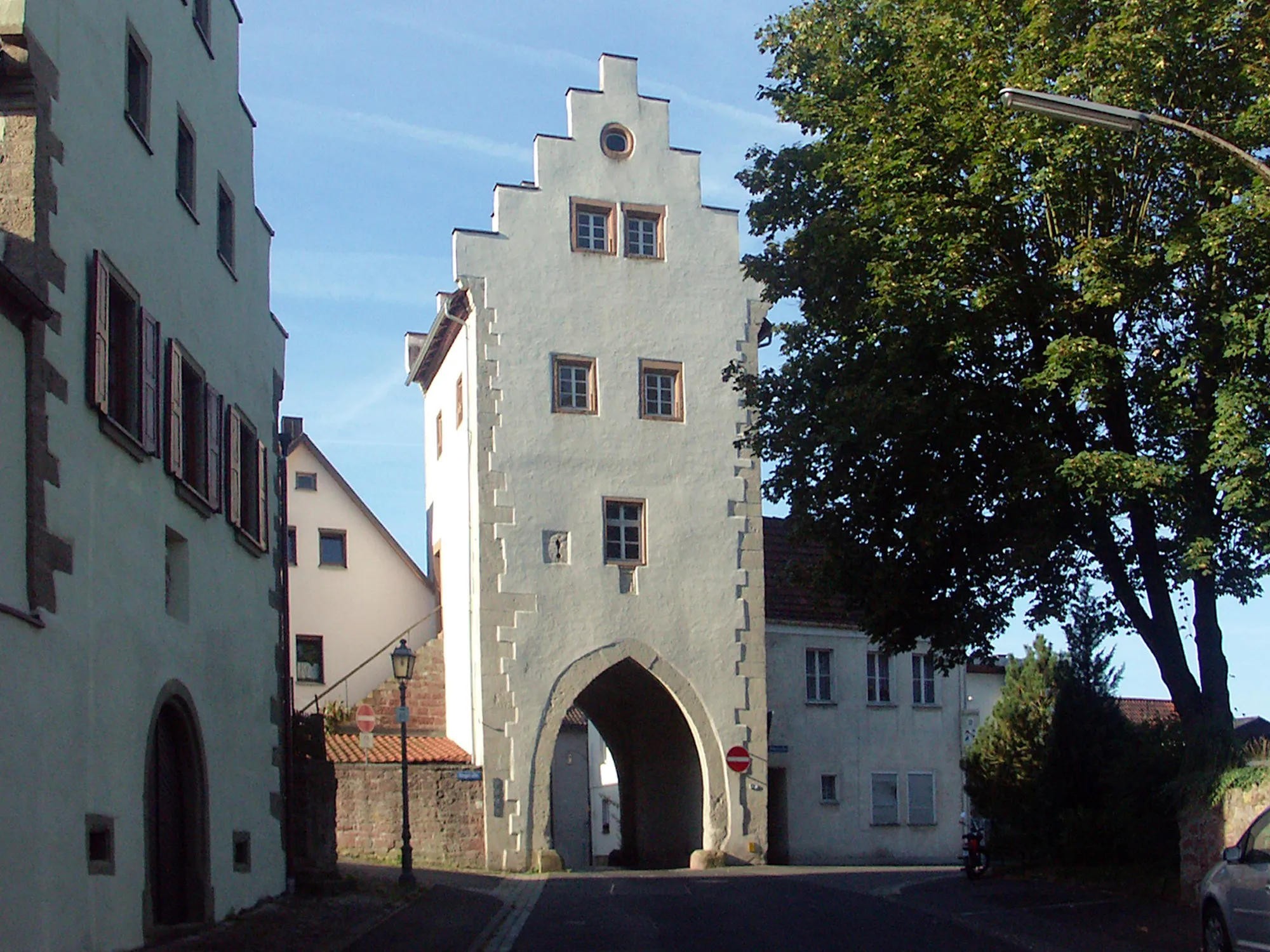 Photo showing: Das als Torhaus bezeichnete Stadttor in Euerdorf, links das ehemalige Zehnthaus