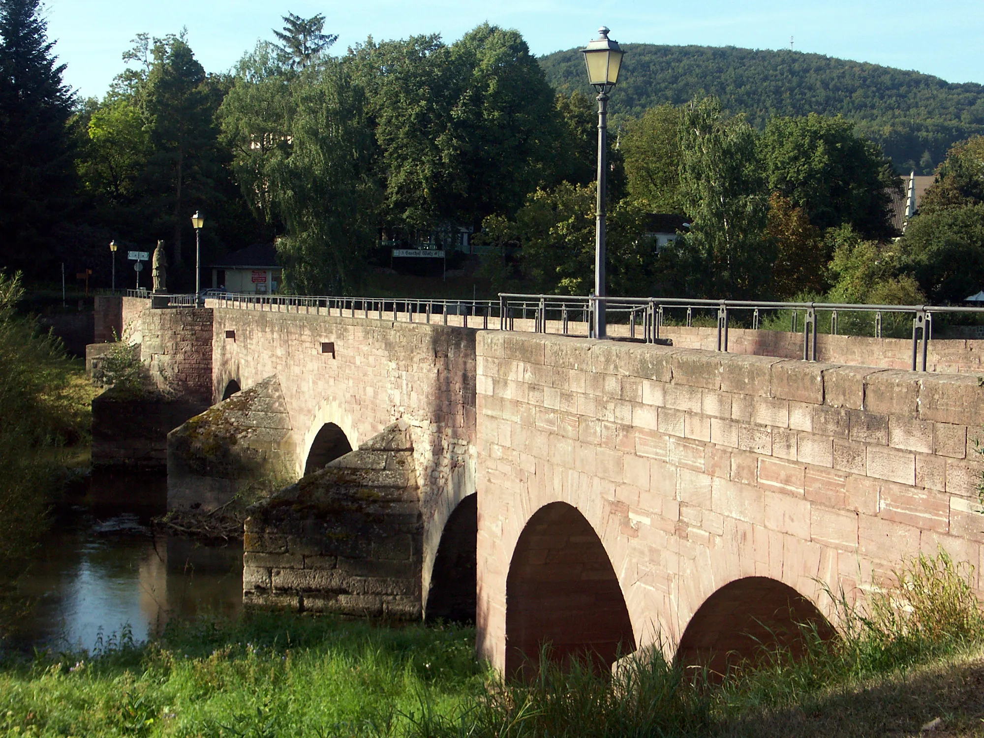 Photo showing: Die alte Brücke über die Fränkische Saale in Euerdorf