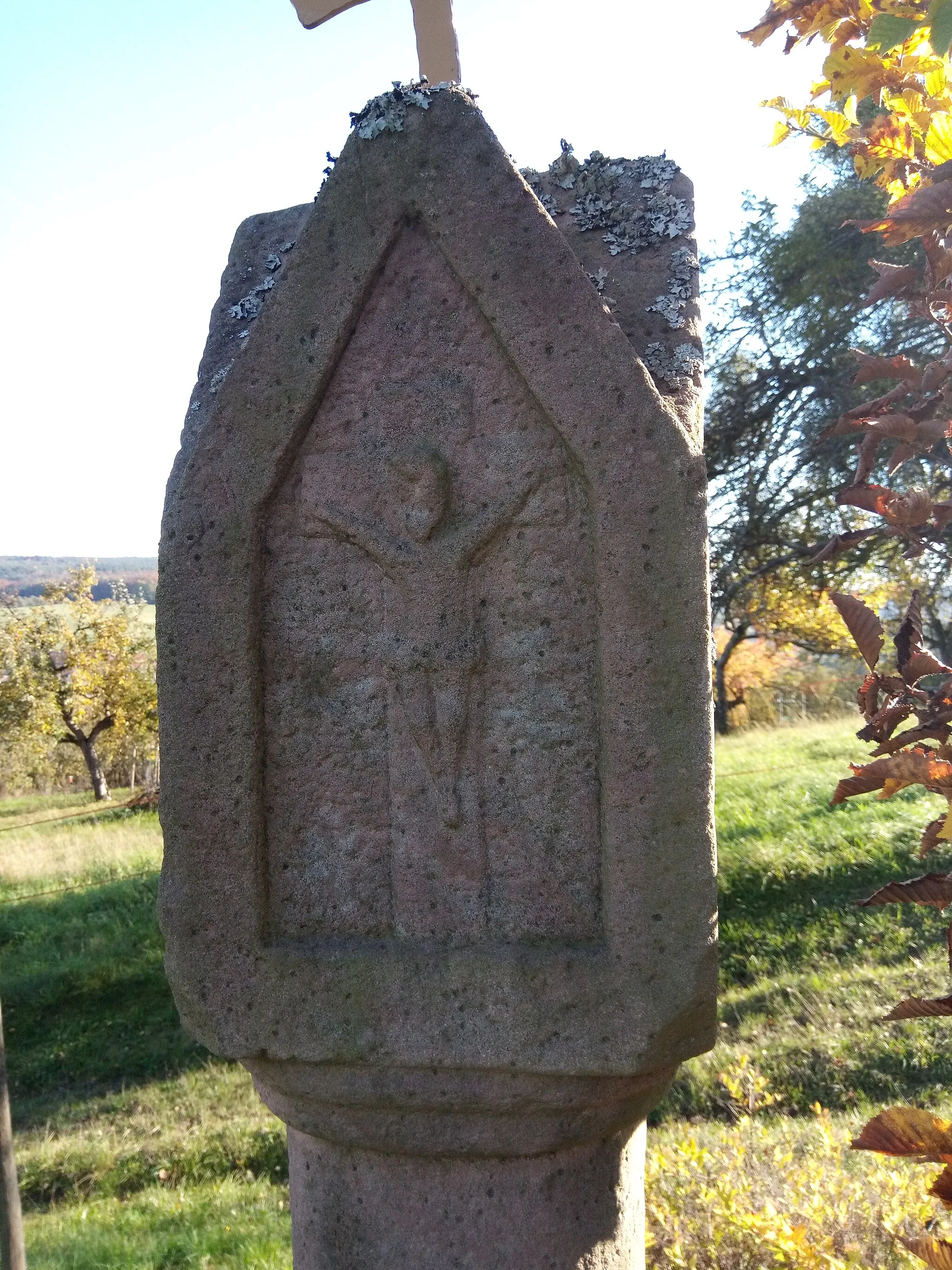 Photo showing: Bildstock Hinter dem Buchenack (Hausen bei Aschaffenburg), wohl 19. Jahrhundert, Postament mit Säule und Kreuzdach-Nischenaufsatz, drei seitliche Reliefs mit 'Kruzifix' (zweimal) und 'Cherub', eiserne Kreuzbekrönung, Sandstein, 17. Jahrhundert, D-6-76-128-11