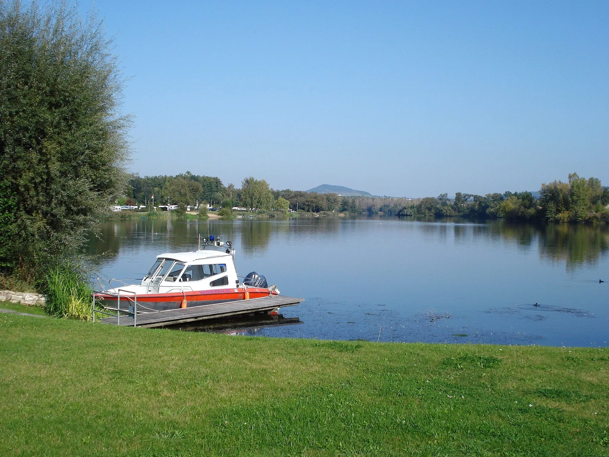 Photo showing: Baggersee bei Sand a. Main, Deutschland. Im Hintergrund die "Hohe Wann"