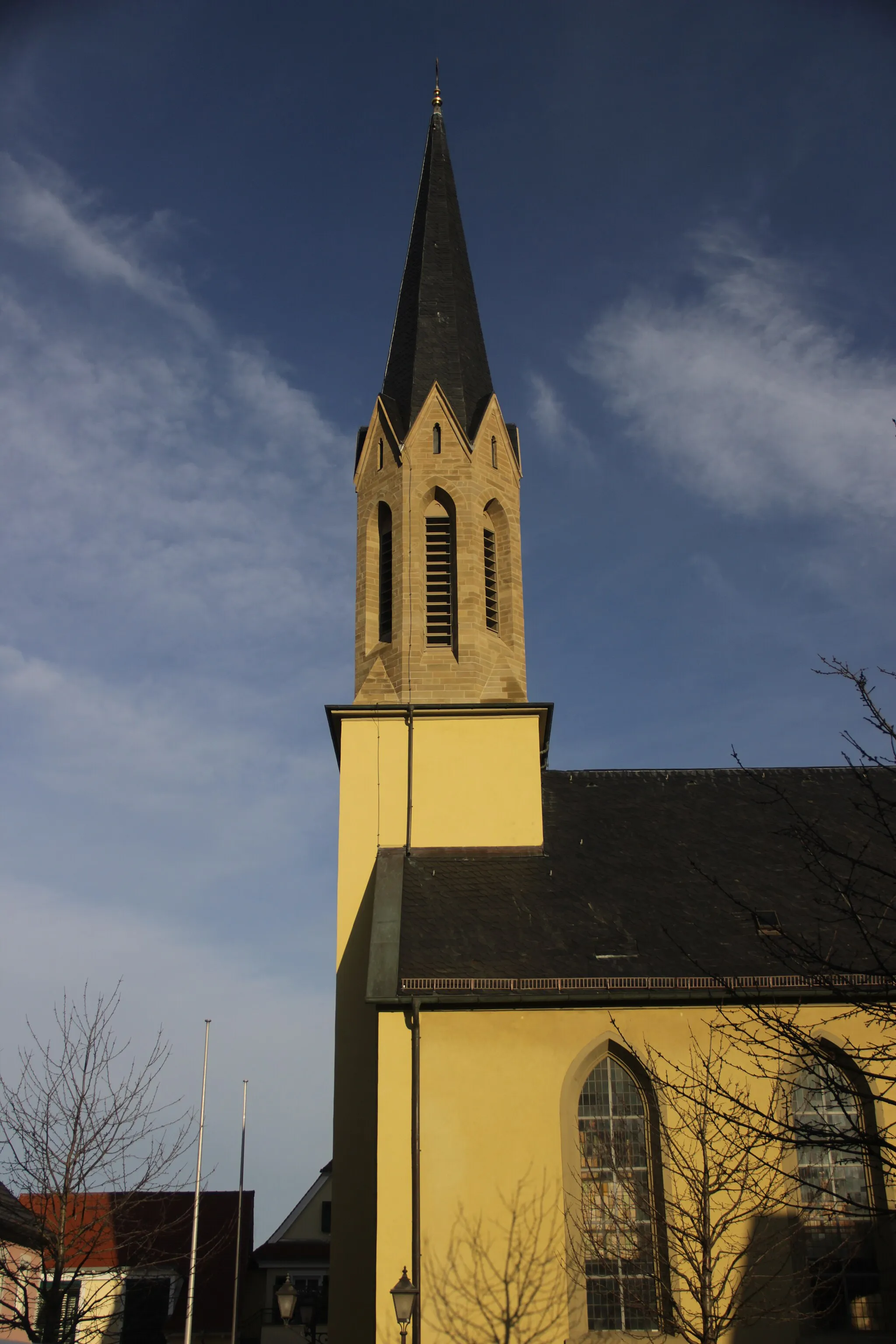 Photo showing: Saalbau mit eingezogenem Chor und westlichem Fassadenturm mit Spitzhelm, im Kern mittelalterlich, Umbau 1613, Langhauserweiterung 1860, mit Ausstattung