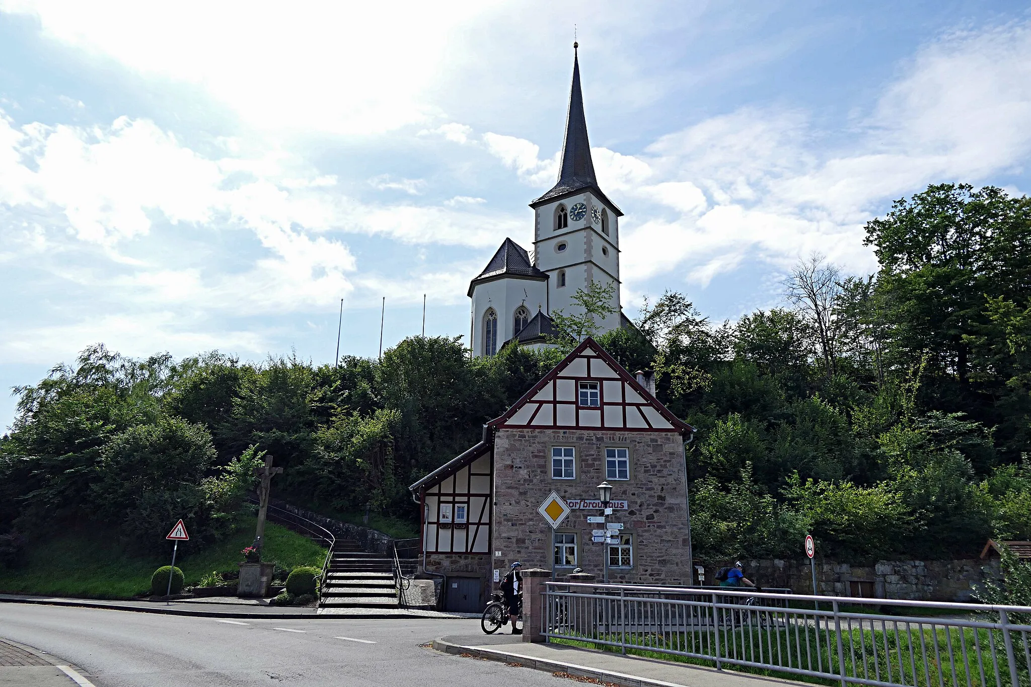 Photo showing: Kirche und Dorfbrauhaus in Schönau an der Brend