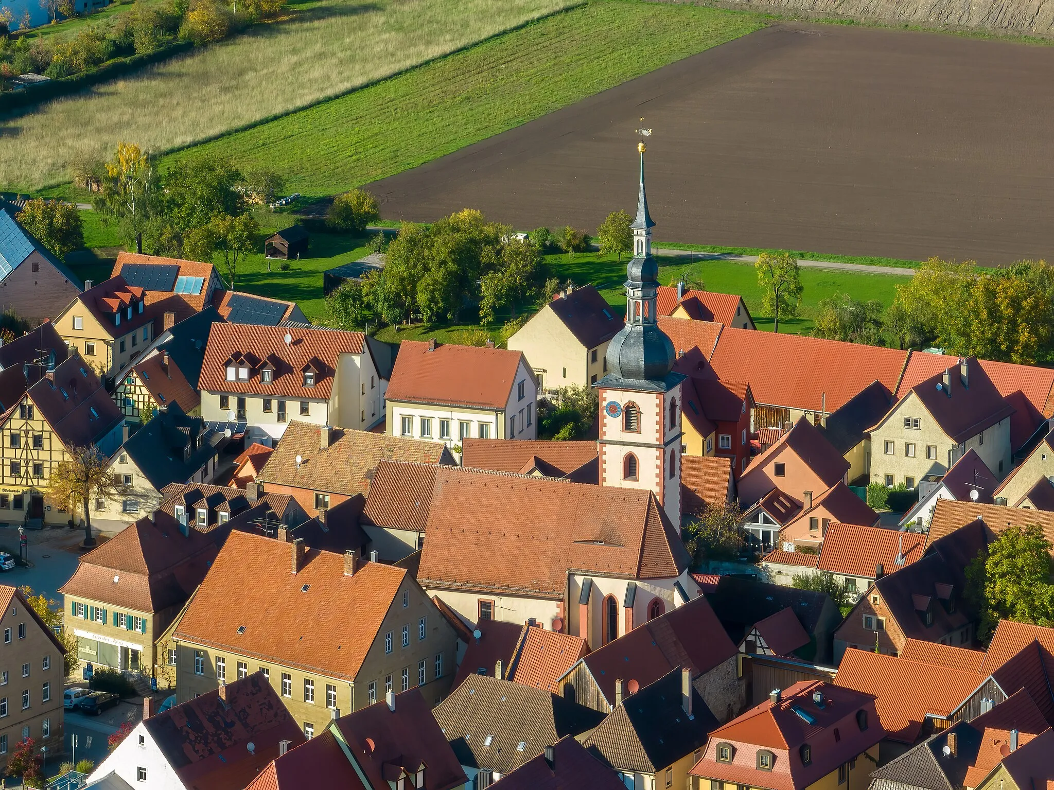 Photo showing: St. Mary's Protestant Parish Church in Abtswind, aerial view.