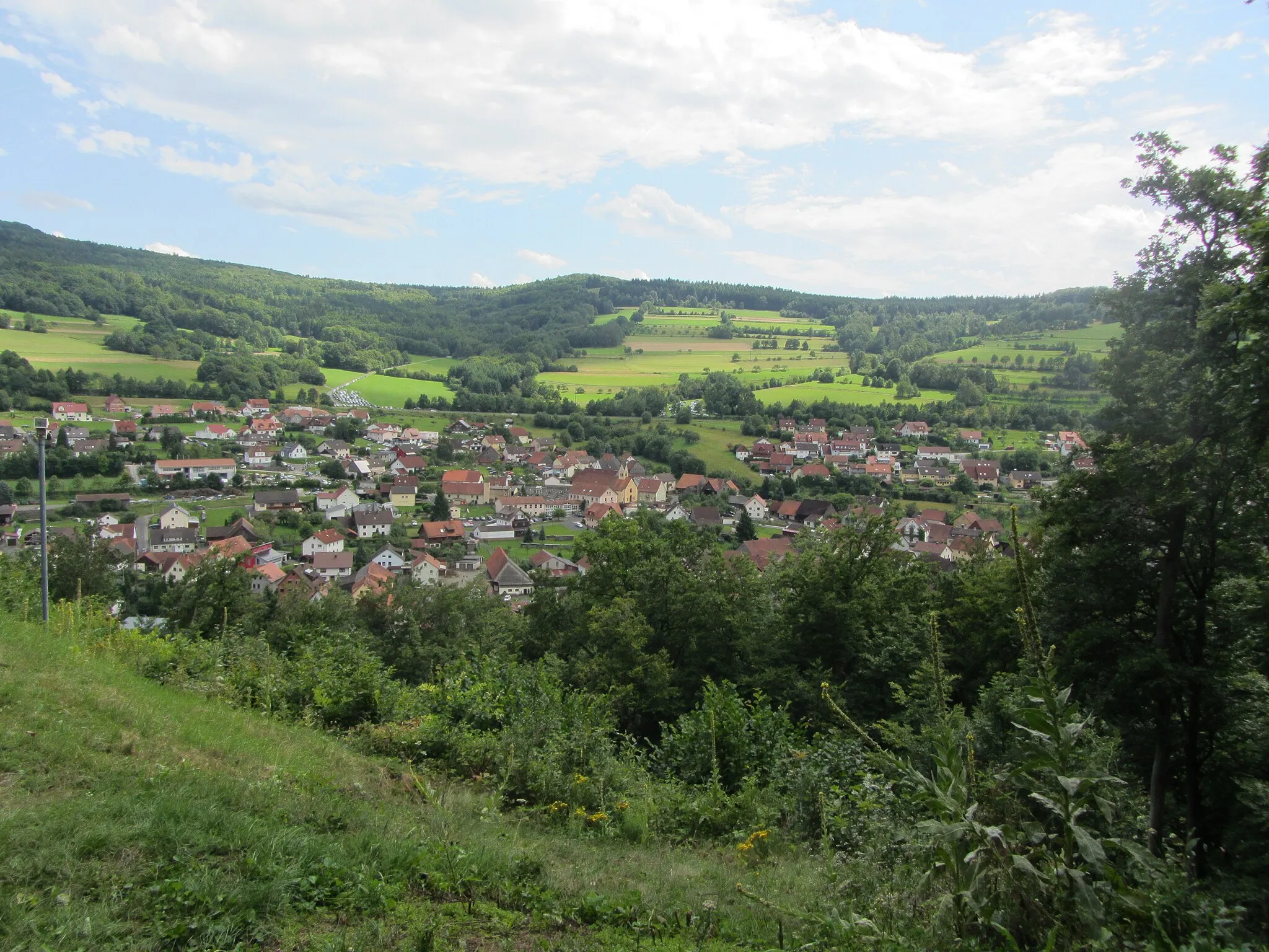 Photo showing: Dorfansicht von Riedenberg mit Knörzchen im Hintergrund