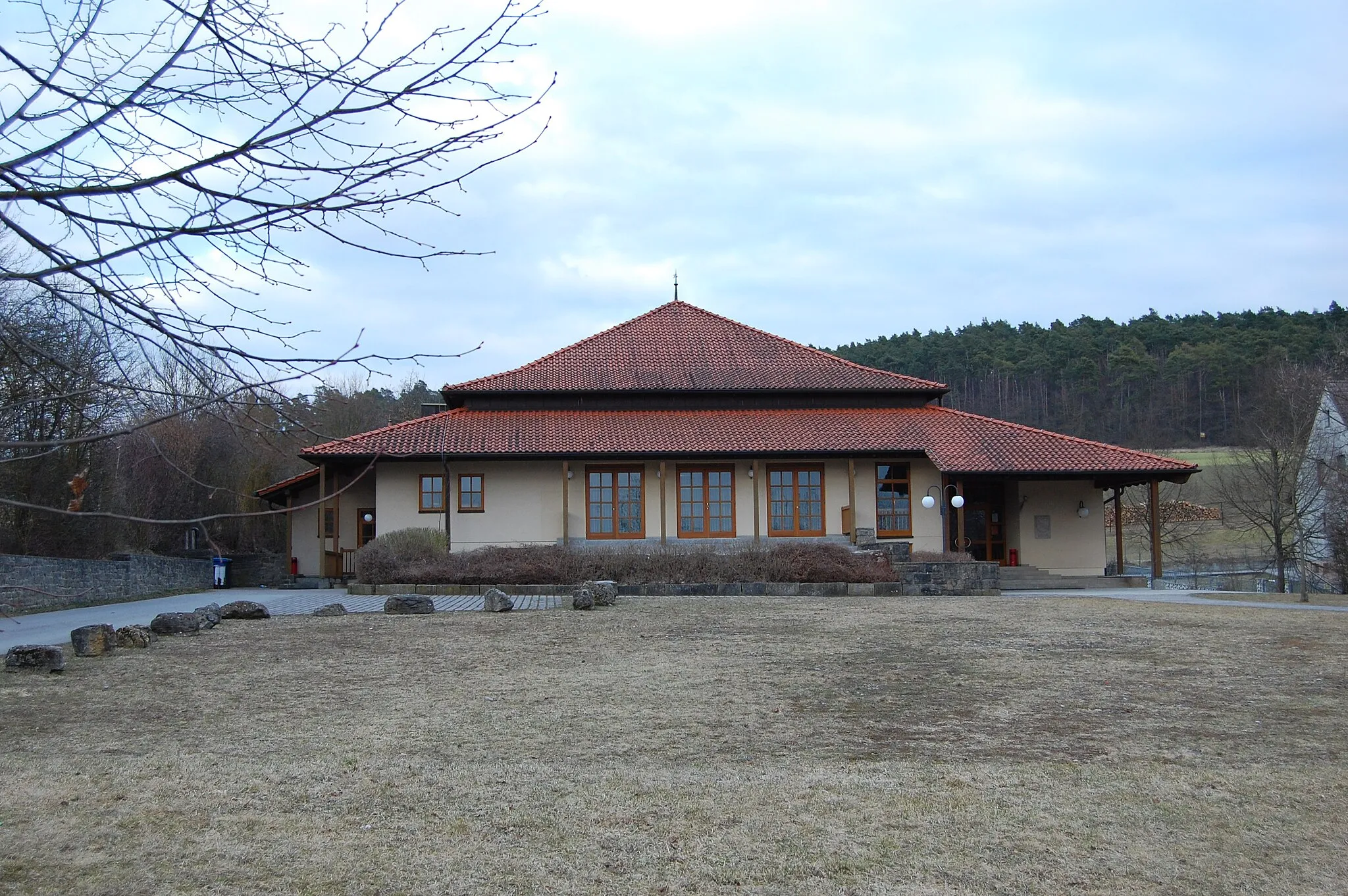 Photo showing: Strahlungen, Gemeindehaus