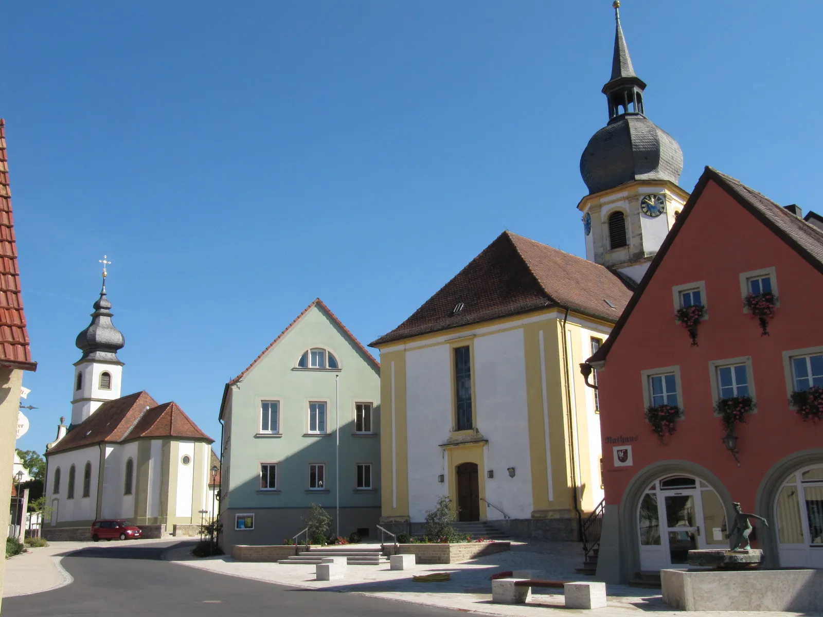 Photo showing: Rathaus umrahmt von den Ortskirchen
