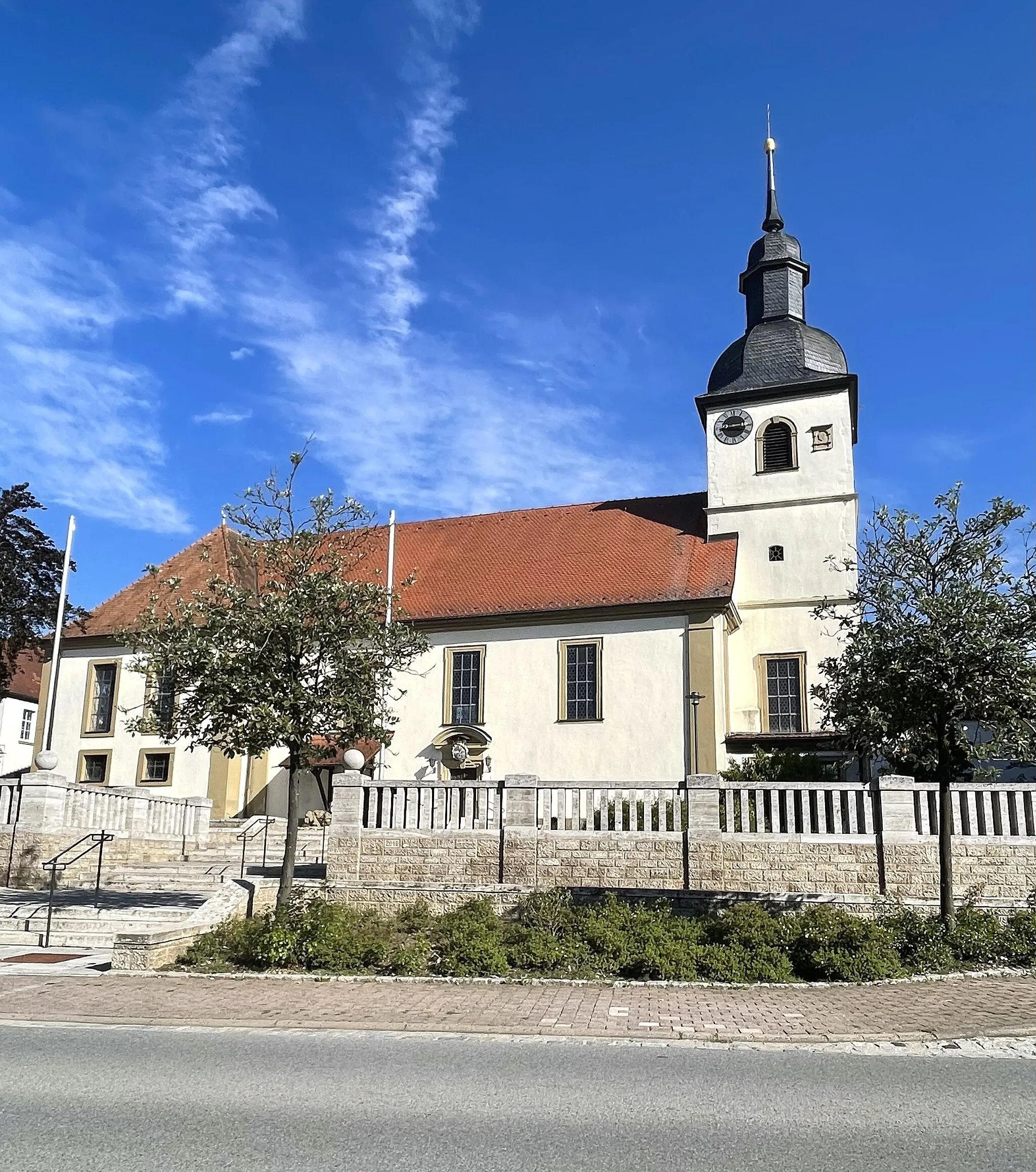 Photo showing: Die barocke Pfarrkirche von Rannungen mit der vereinfacht rekonstruierten Balustrade