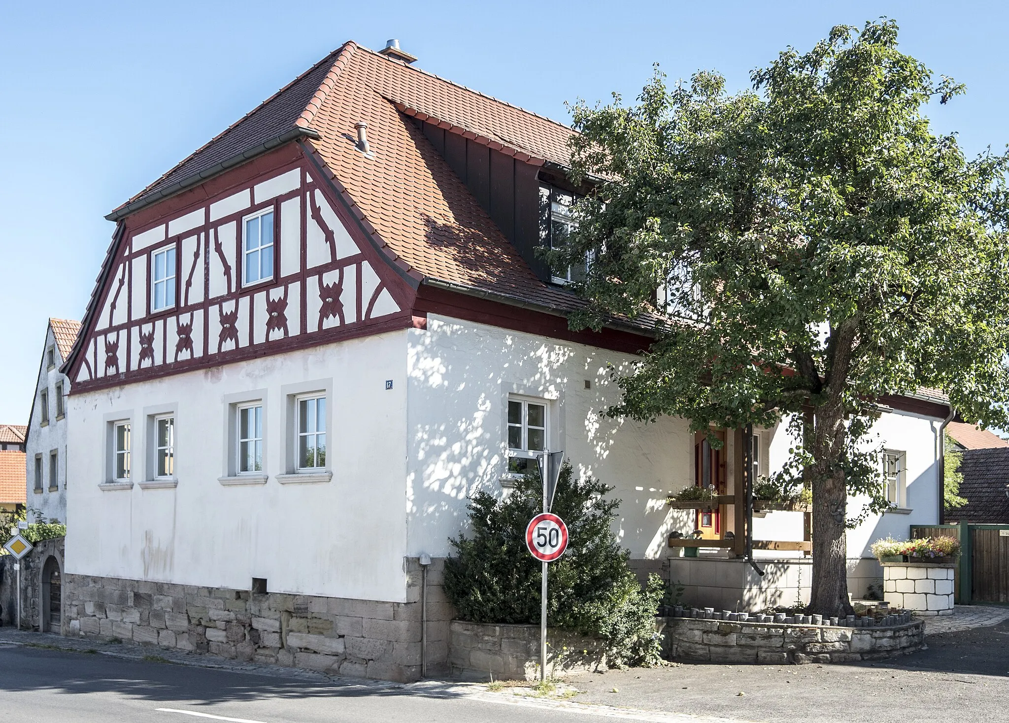 Photo showing: Wohnhaus, eingeschossiger giebelständiger Halbwalmdachbau mit Zierfachwerkgiebel, 17./18. Jahrhundert