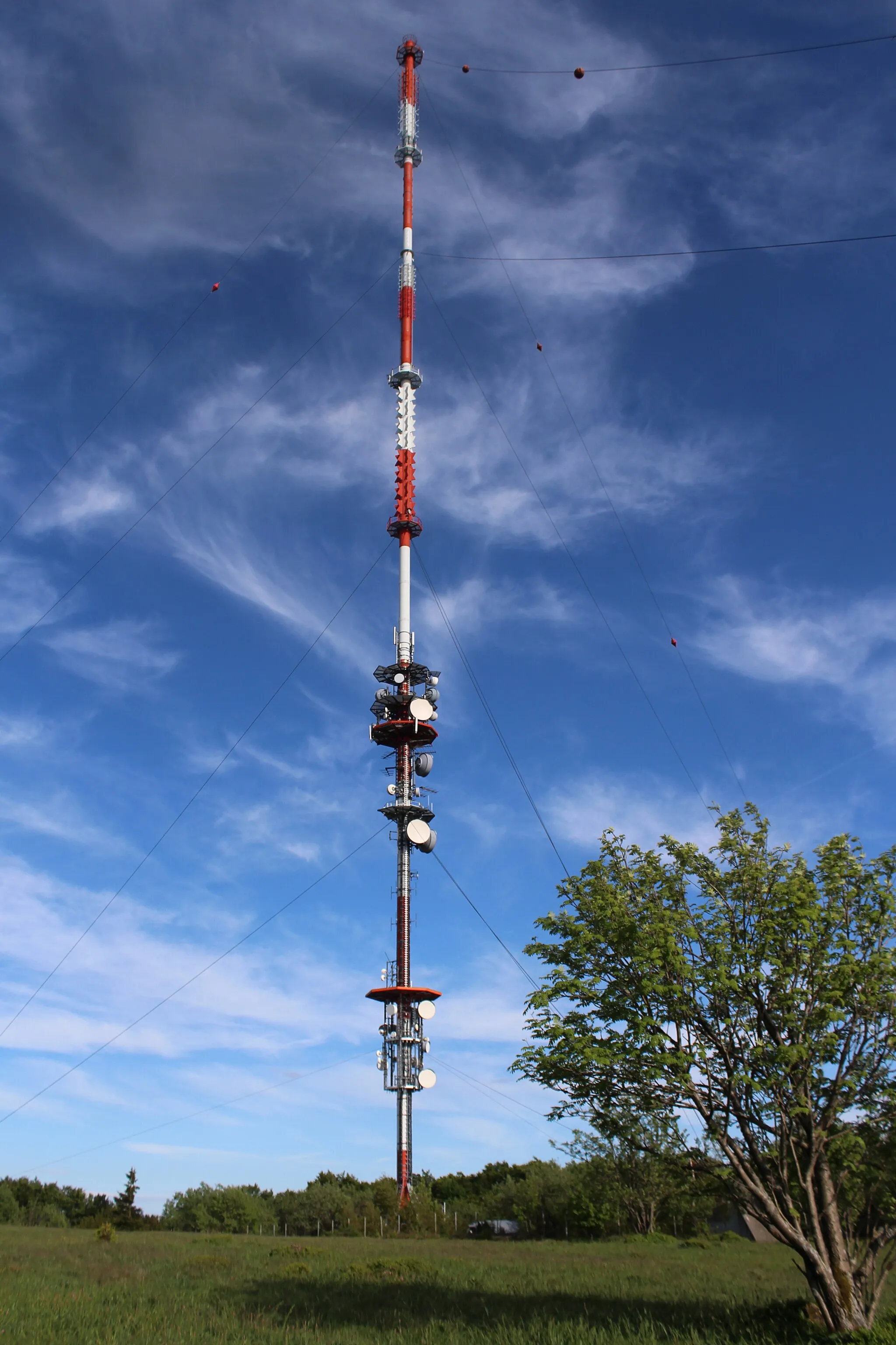 Photo showing: Sendemast Kreuzberg Camera location 50° 22′ 02.81″ N, 9° 58′ 45.51″ E View this and other nearby images on: OpenStreetMap 50.367448;    9.979308