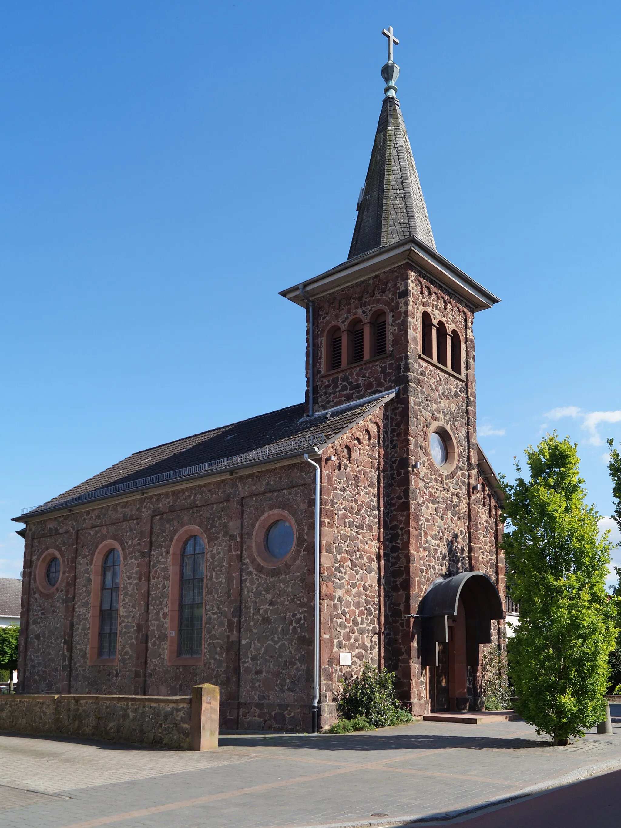 Photo showing: Bonifatiuskirche in Bruchköbel-Butterstadt.