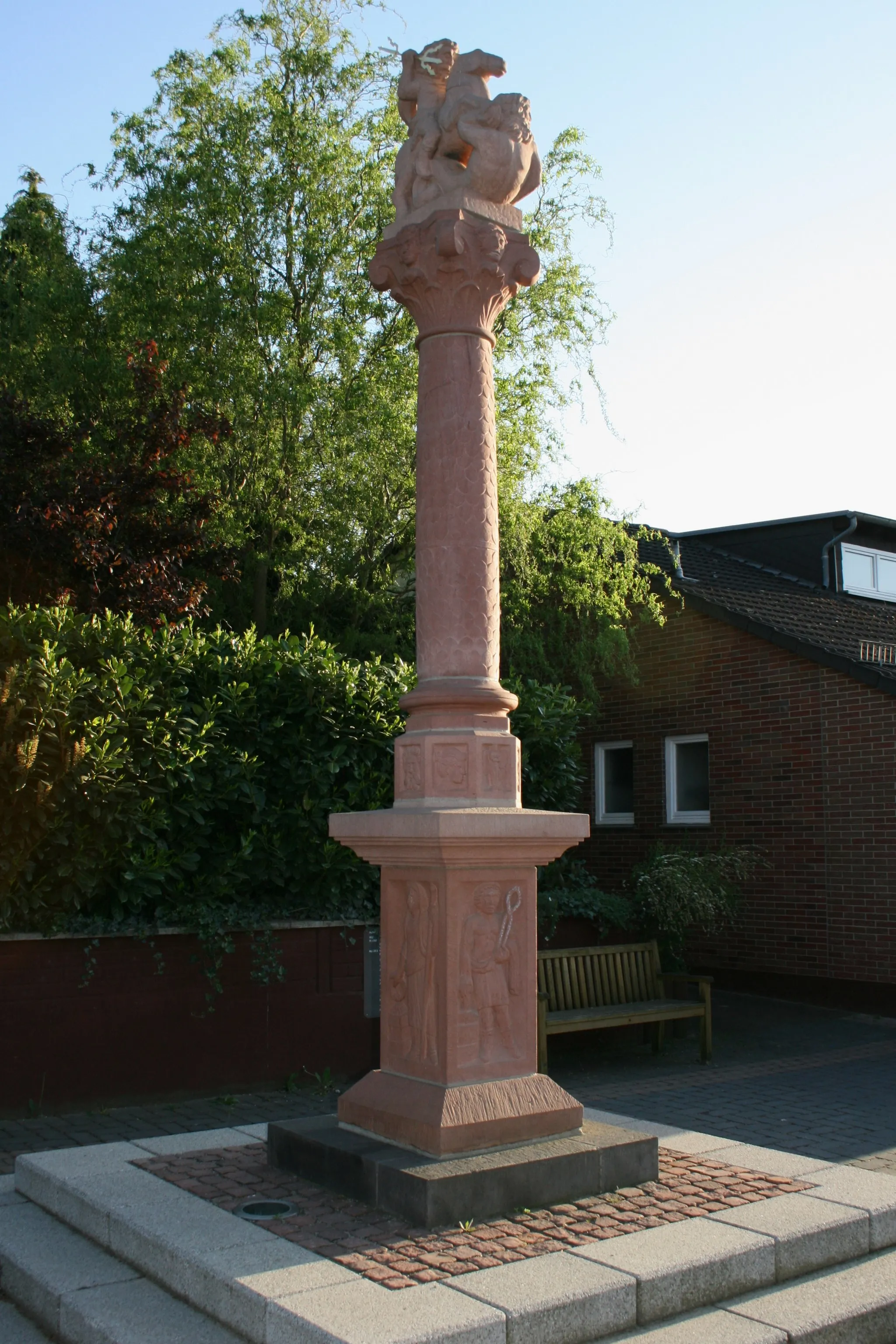 Photo showing: Nachbildung der in Bruchköbel-Butterstadt gefundenen Jupitergigantensäule, Aufstellung im Ort 2008.