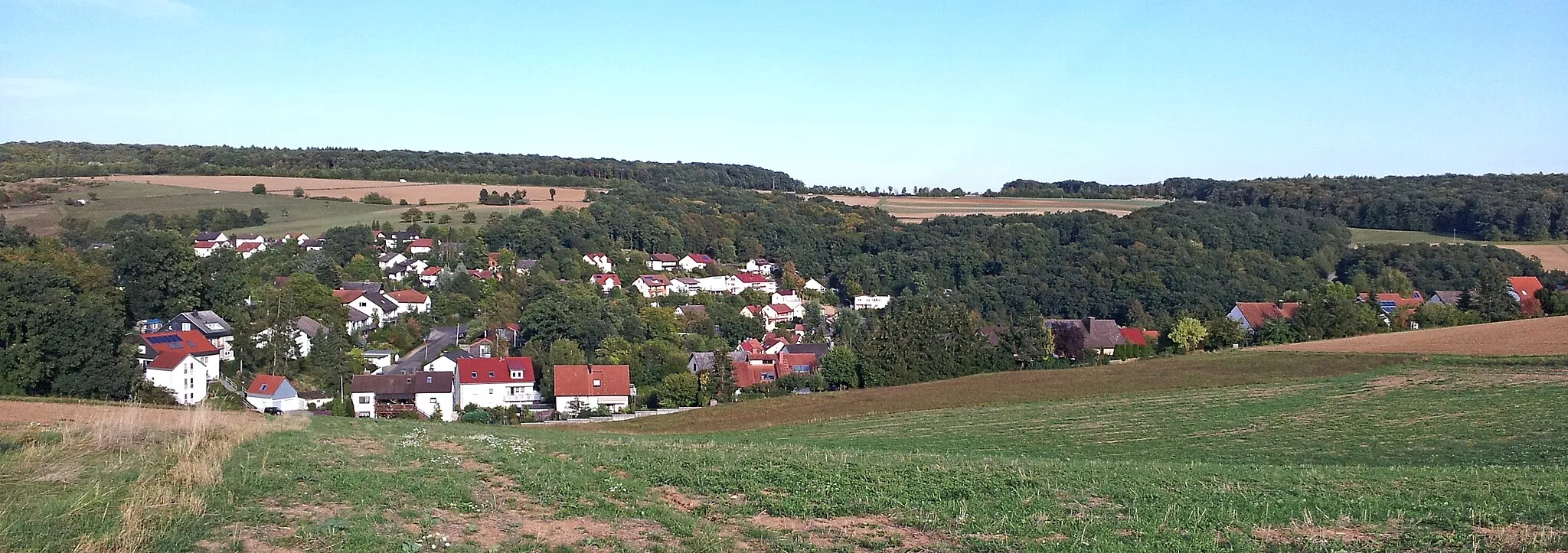 Photo showing: Zell (Üchtelhausen) as seen from the west.