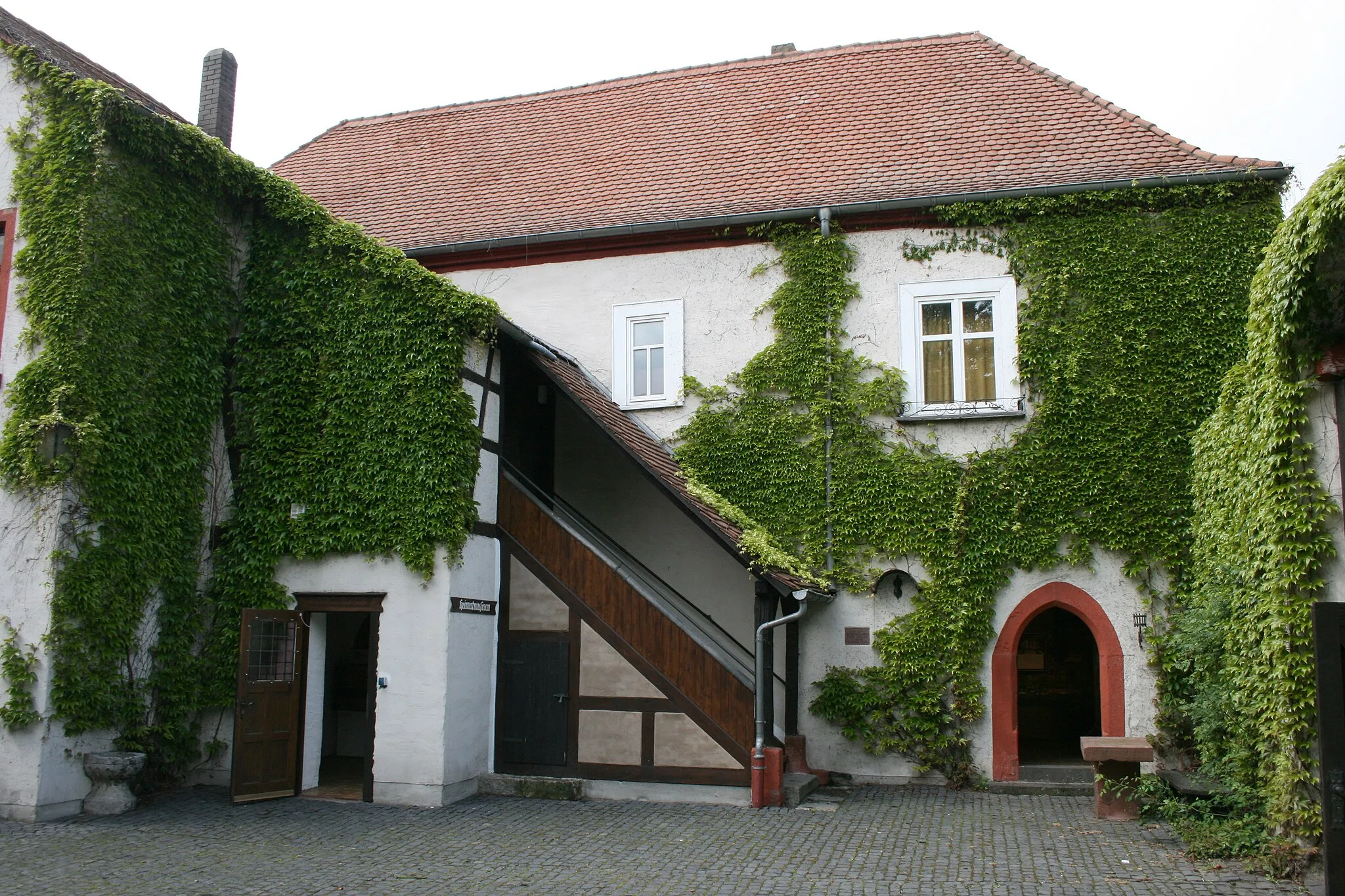 Photo showing: de:Wasserburg Rückingen, Ansicht des Innenhofs.