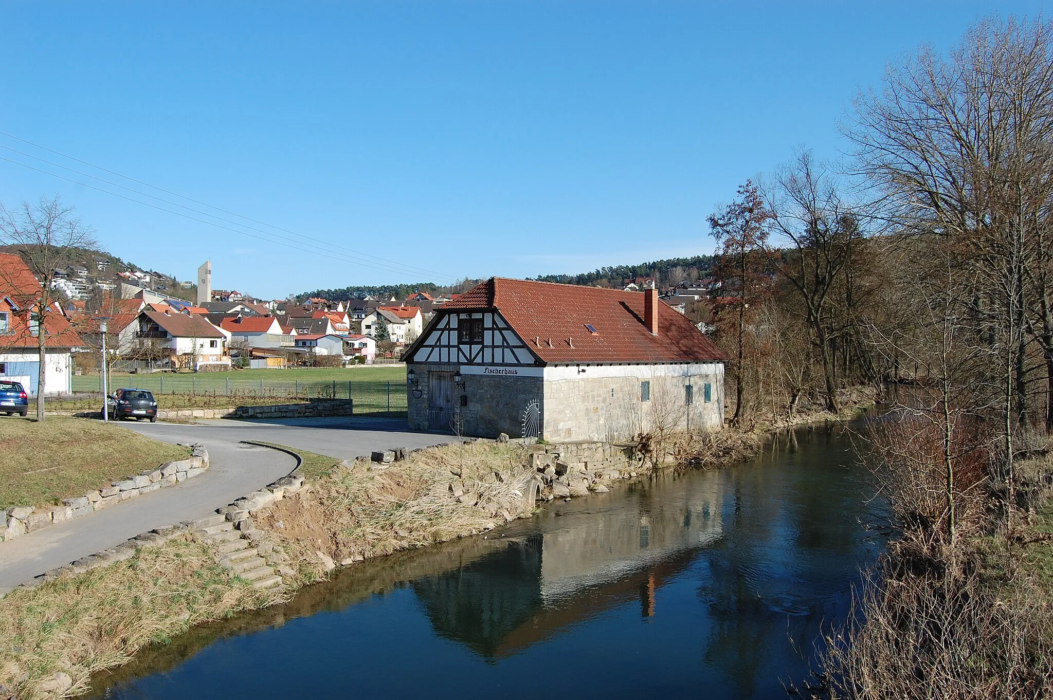 Photo showing: Herschfeld, Bad Neustadt an der Saale, Altes Brauhaus, das erstmals 1804 in der Gemeinde Herschfeld erwähnt wurde. Der Braubetrieb wurde 1965 eingestellt. Letzter Brauer war Anton Demling. 1991 erwarb der Angelverein e.V. Bad Neustadt/Saale das Gebäude. Unter Beibehaltung der alten Bausubstanz wurde das Gebäude renoviert. (2011)