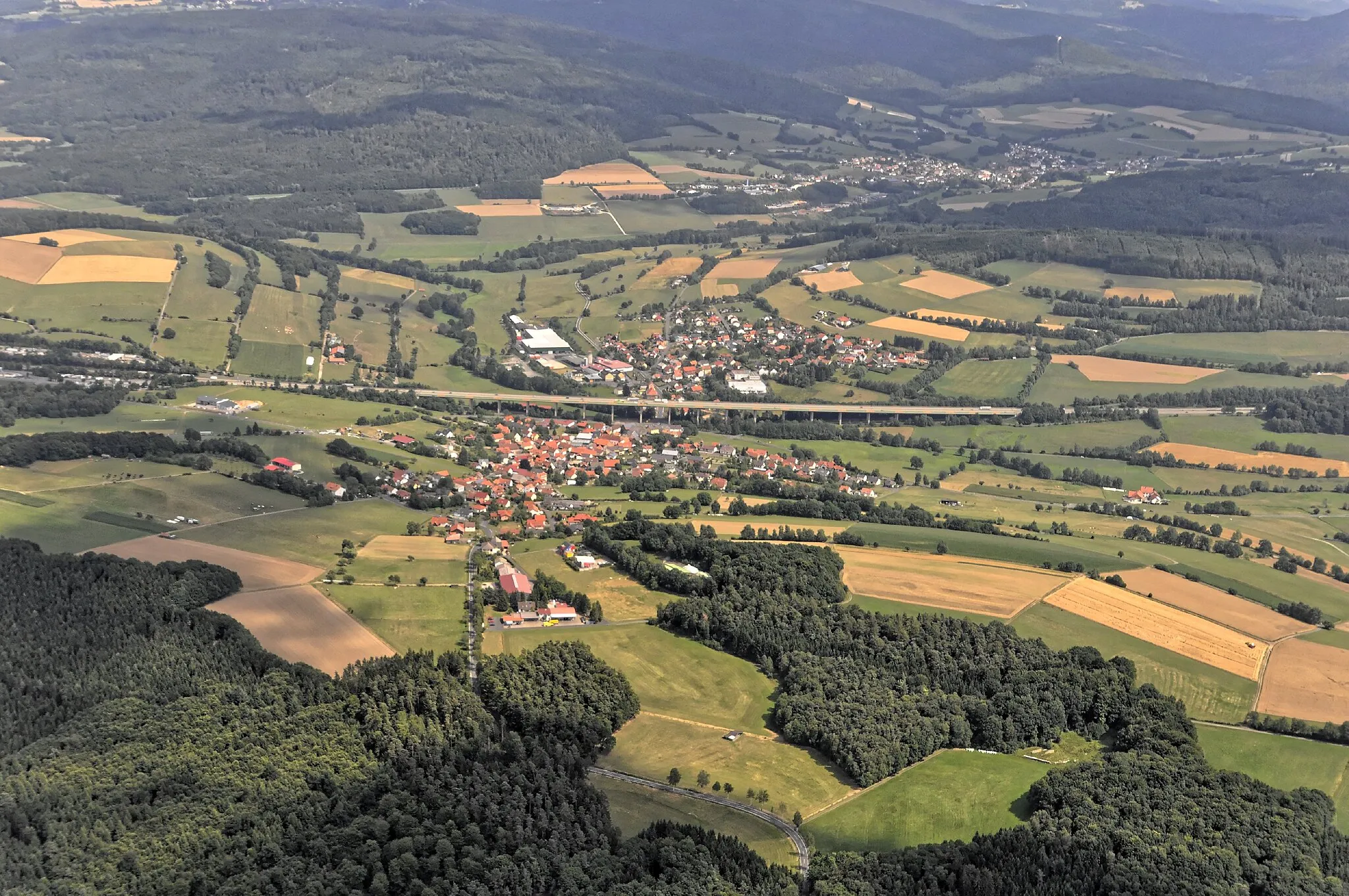 Photo showing: Bilder vom Flug Nordholz-Hammelburg 2015: Uttrichshausen und die Autobahn A7.