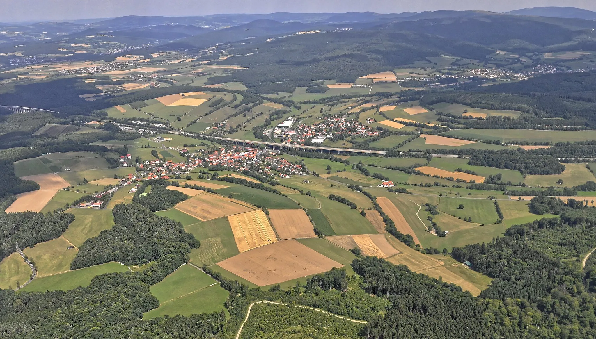 Photo showing: Bilder vom Flug Nordholz-Hammelburg 2015: Uttrichshausen und die BAB 7.