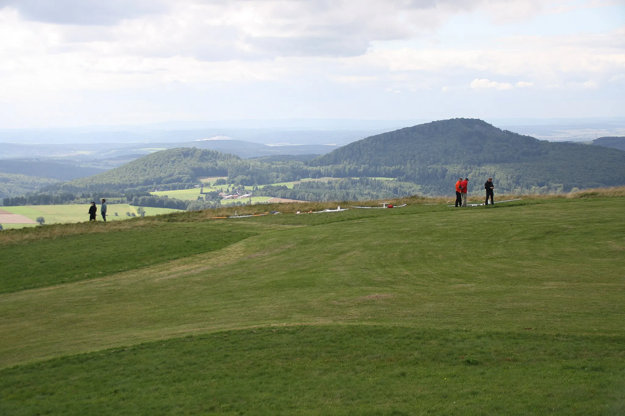 Photo showing: Auf dem Plateau des Simmelsbergs (Dammersfeldrücken, Hessische Rhön). Modellflieger pflegen ihr Hobby. Im Mittelgrund der Große und der kleine Nallenberg.