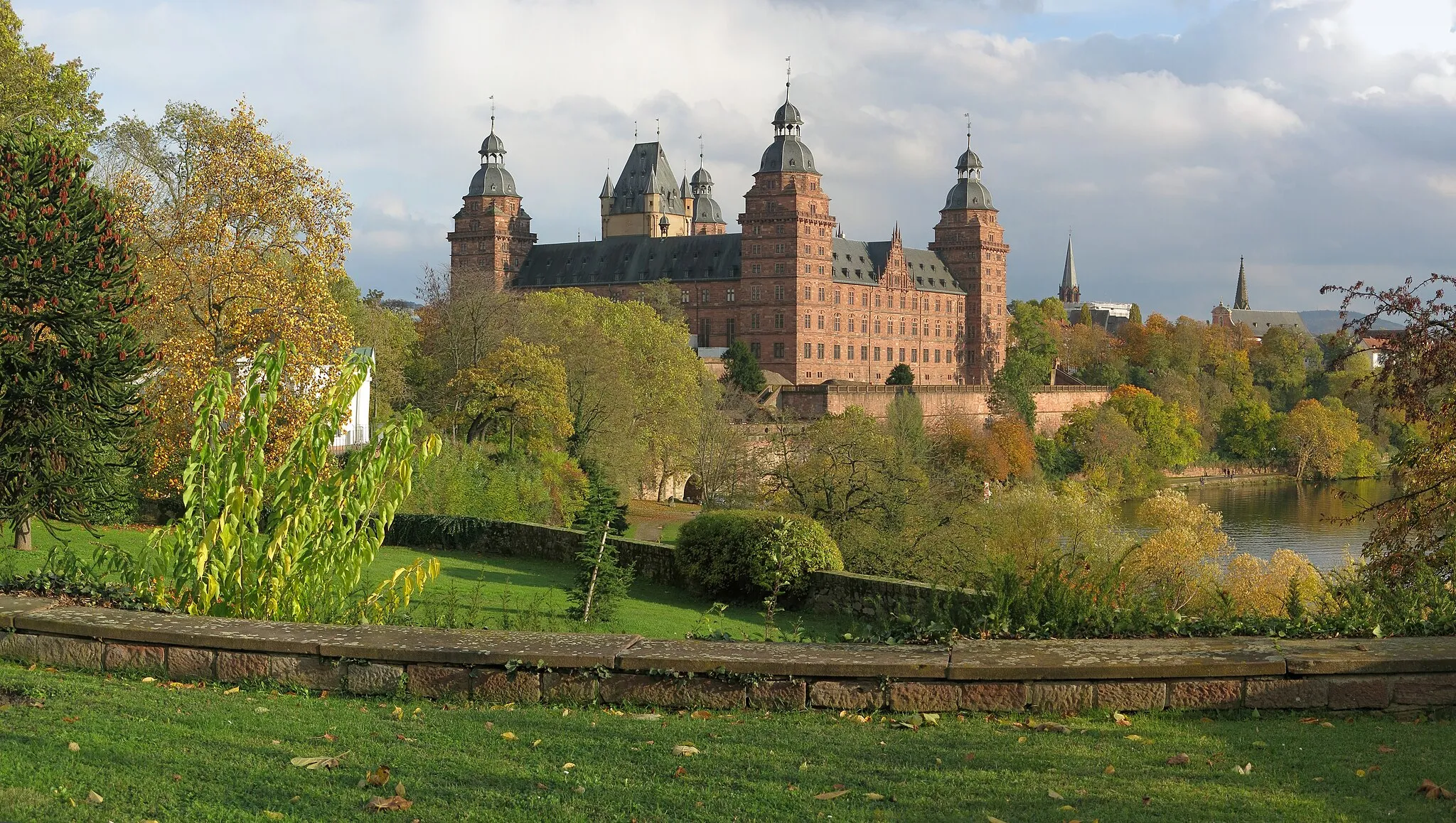 Photo showing: Johannisburg Castle in Aschaffenburg, seen from the northwest, in the near of the Pompejanum