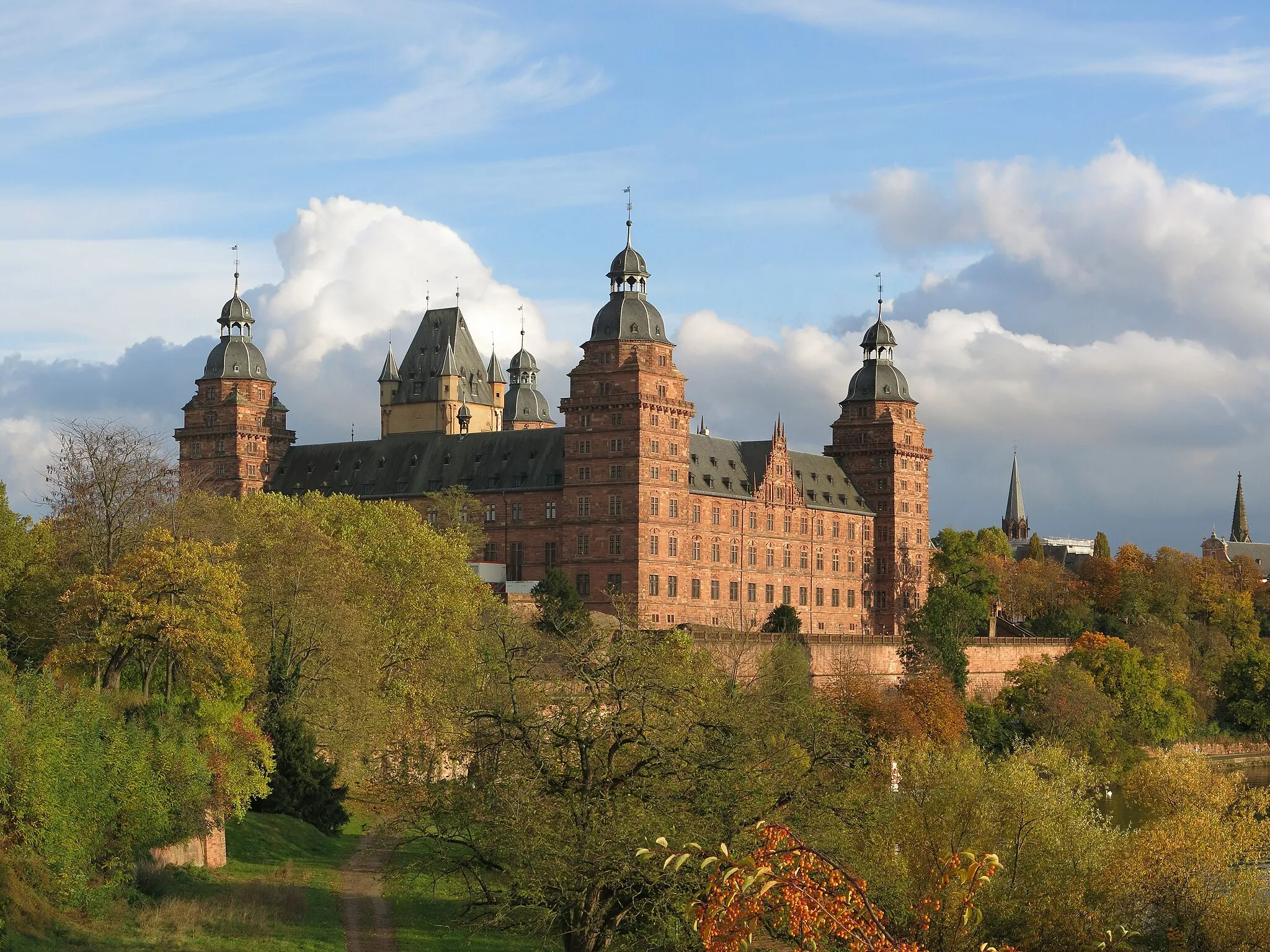 Photo showing: Johannisburg Castle in Aschaffenburg, seen from the northwest, in the near of the Pompejanum