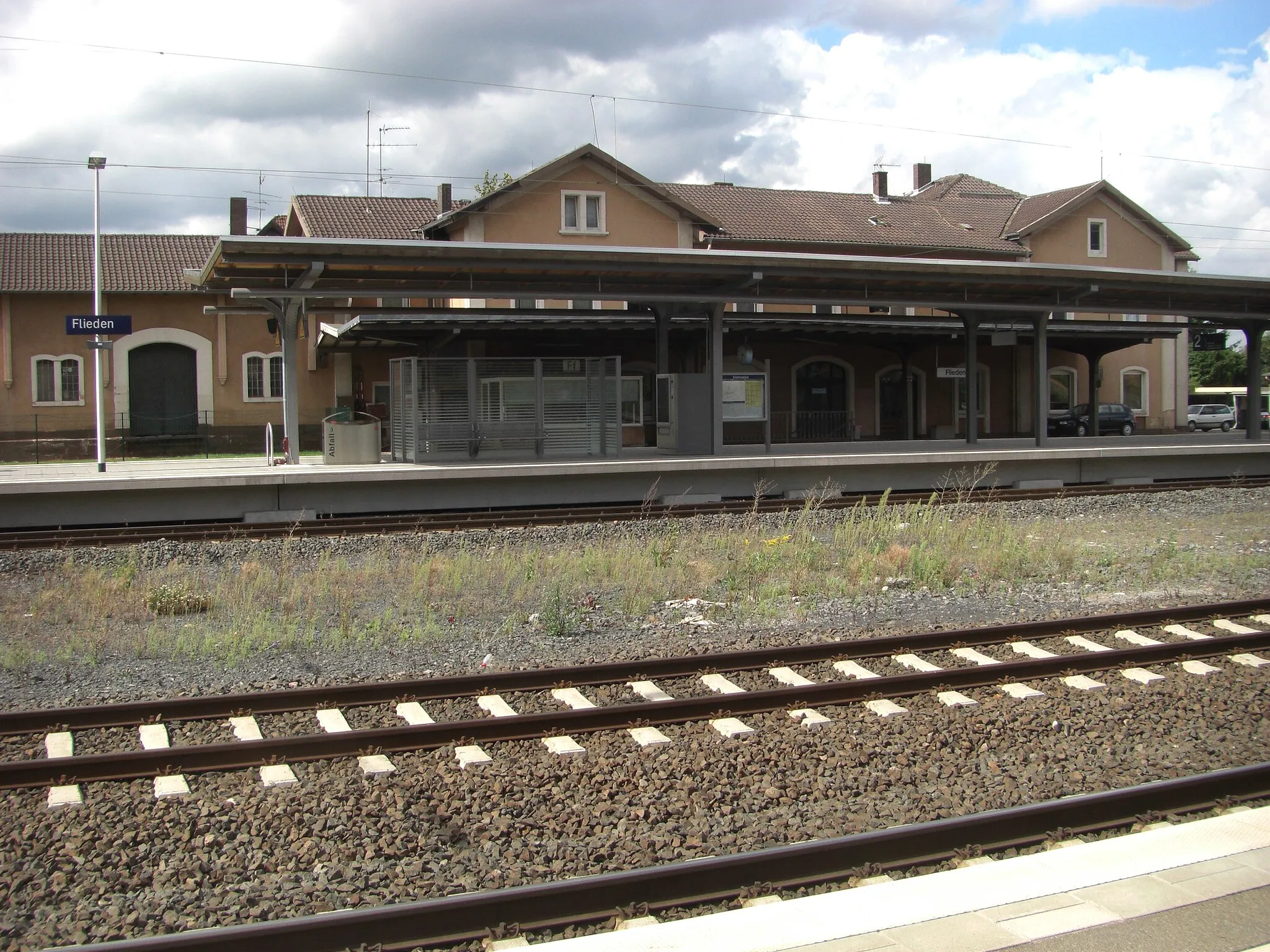 Photo showing: Train station Flieden on the Kinzigtalbahn (Kinzig valley line).
View from platform seven to the tracks 3 and 6 and the station building.