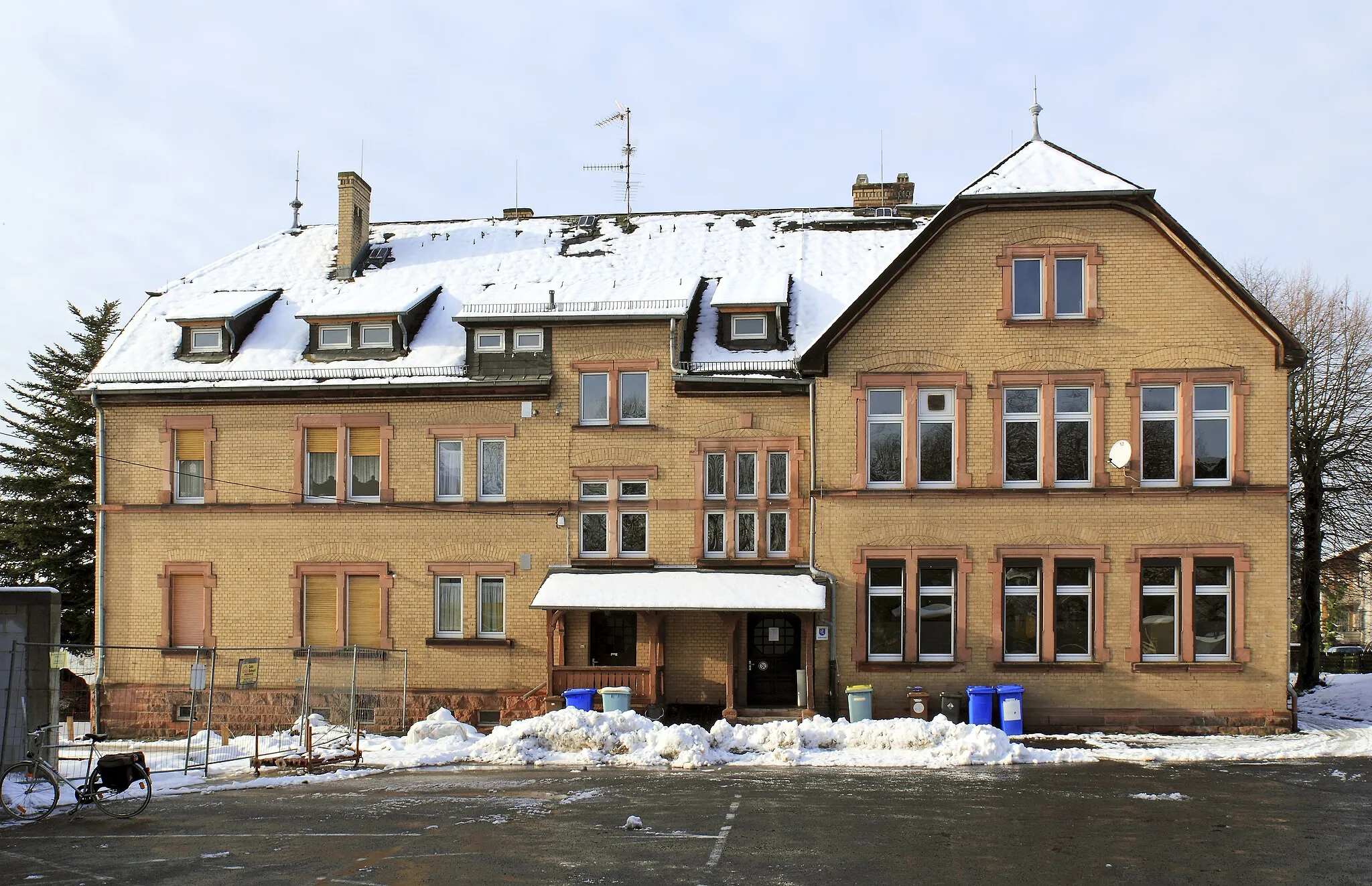 Photo showing: Hasselroth, Ortsteil Niedermittlau, altes Schulhaus