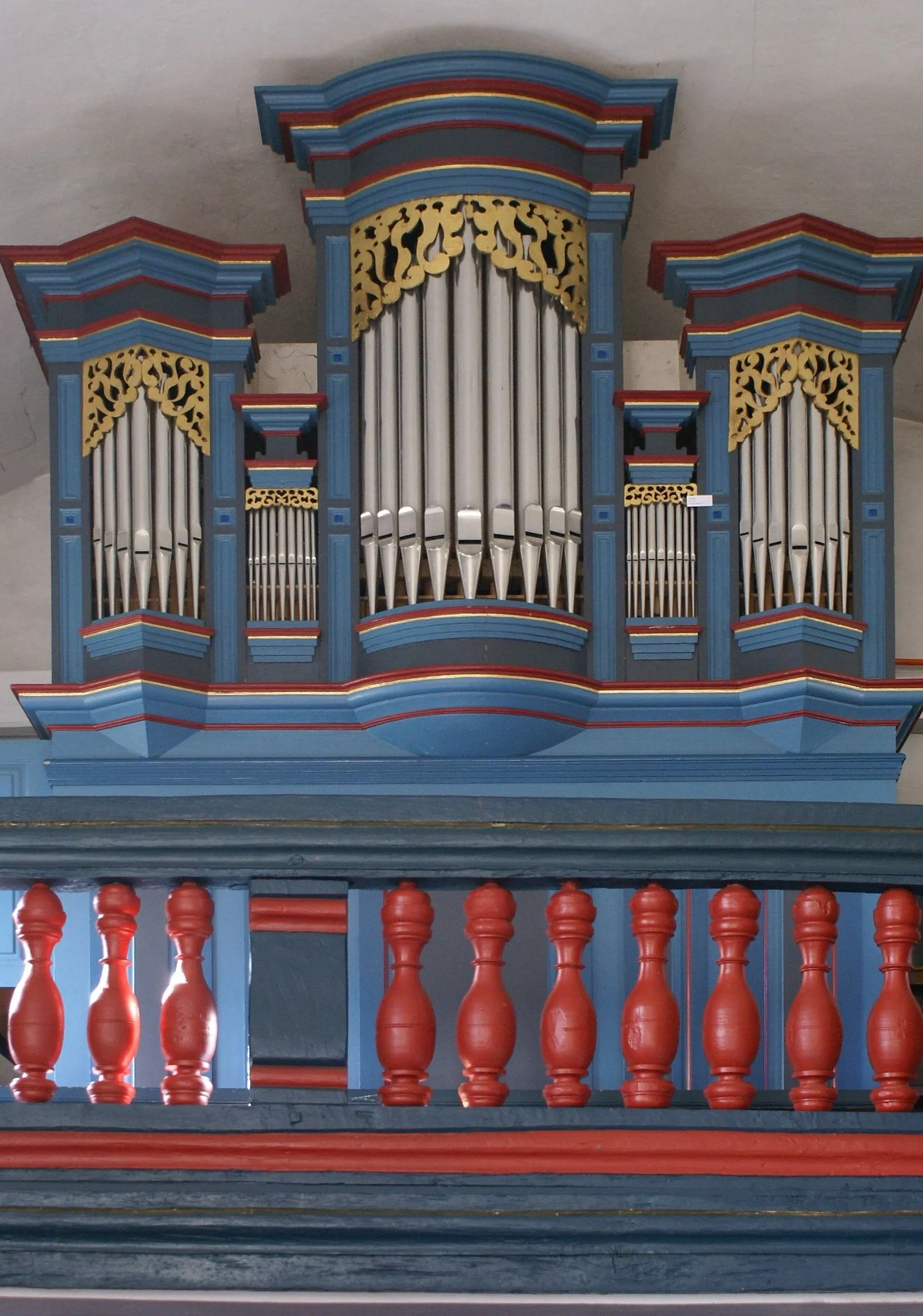 Photo showing: Parapet of the matroneum and organ in the Protestant church of the village Gondsroth