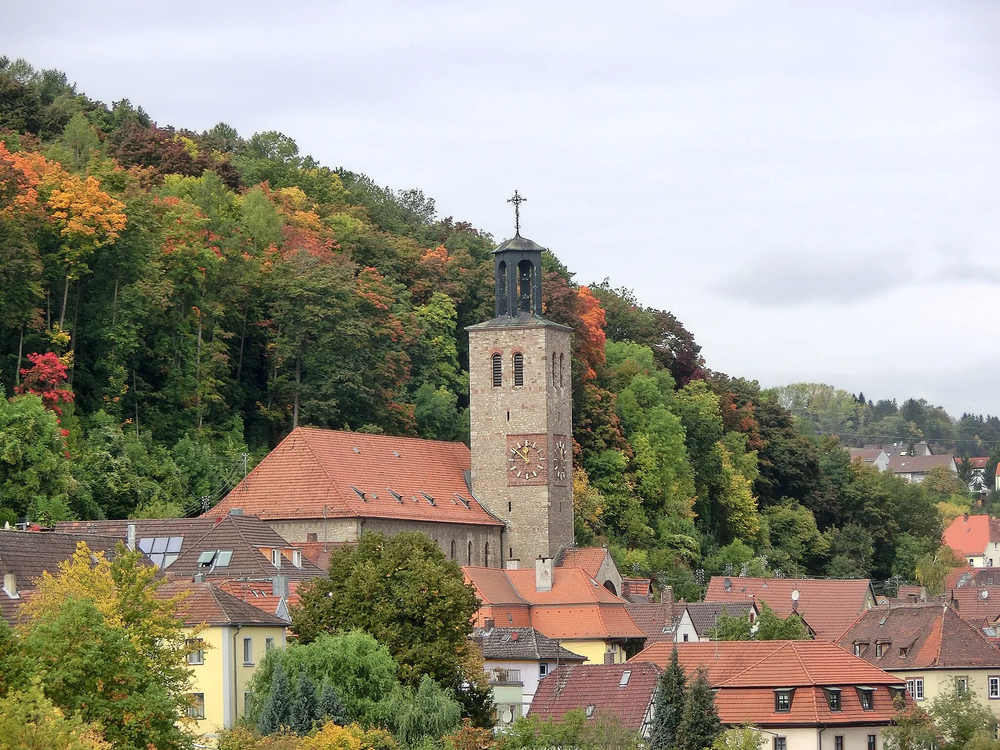 Photo showing: Zell am Main, Laurentiuskirche von der Laurentiusbrücke aus