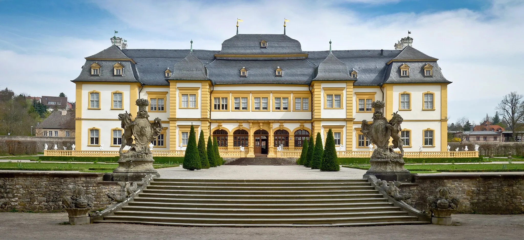 Photo showing: Schloss Veitshöchheim, ehemalige Sommerresidenz der Fürstbischöfe von Würzburg in Veitshöchheim bei Würzburg. Später diente das Schloss den Königen von Bayern. Erbaut wurde es von 1680 bis 1682, letzte Bauarbeiten fanden unter Johann Balthasar Neumann im Jahre 1753 statt.
