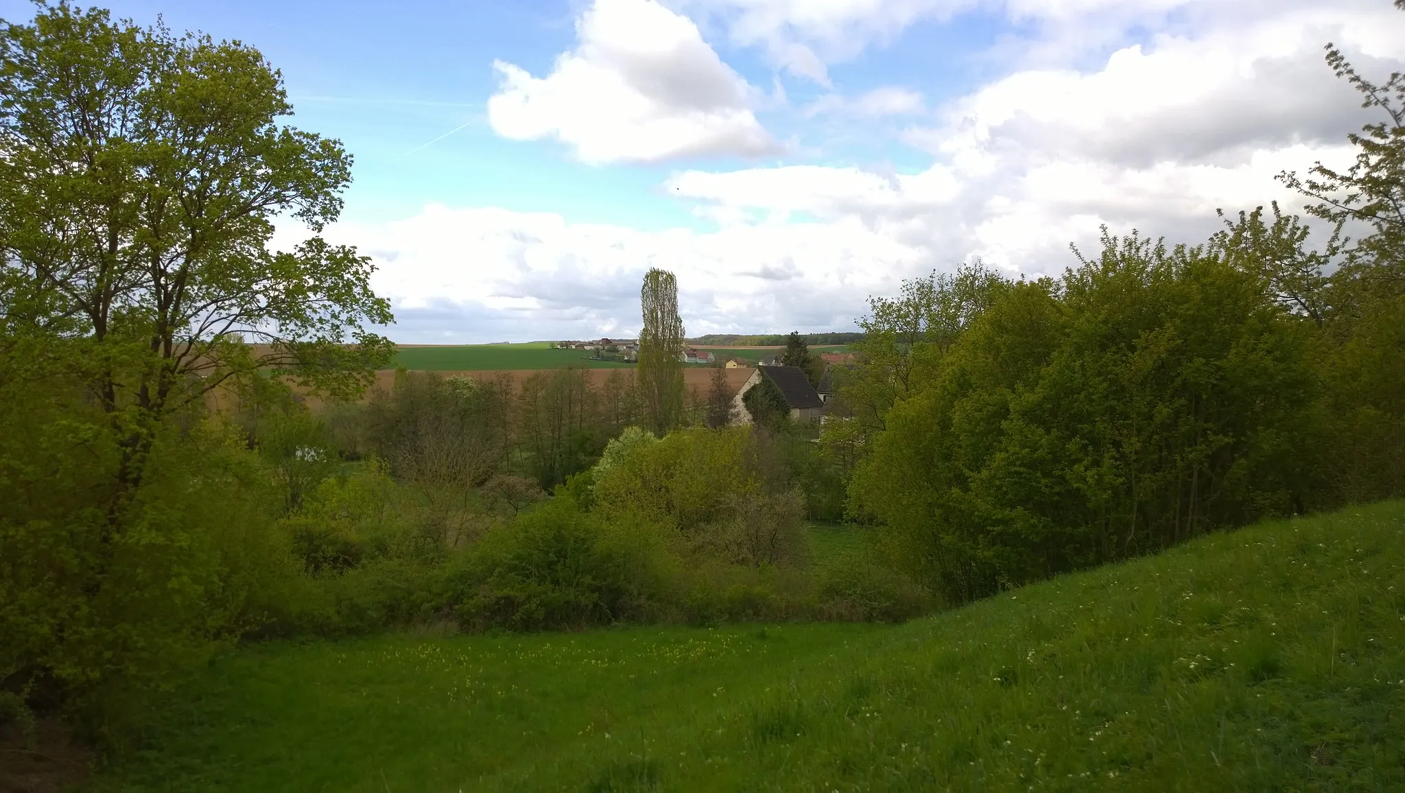 Photo showing: Burgstall Erbshausen: Blick vom Turmhügel nach Südwesten übder die schmale Terasse zum Unterhof am Grumbach bis nach Hilpertshausen