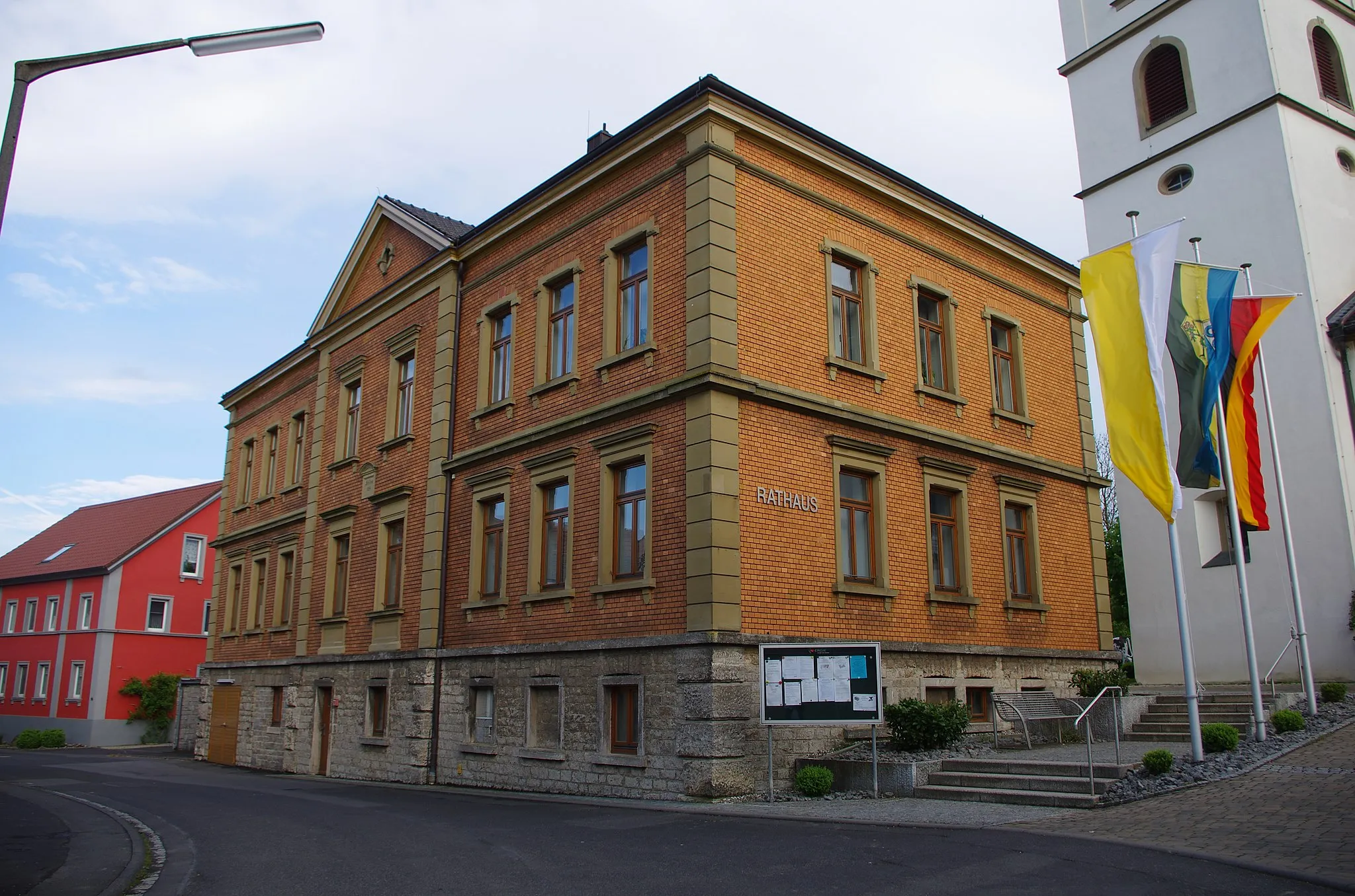Photo showing: Rathaus Unterpleichfeld, ehemals Schulhaus, bezeichnet 1894. Kirchstraße, Unterpleichfeld, Landkreis Würzburg, Unterfranken, Deutschland