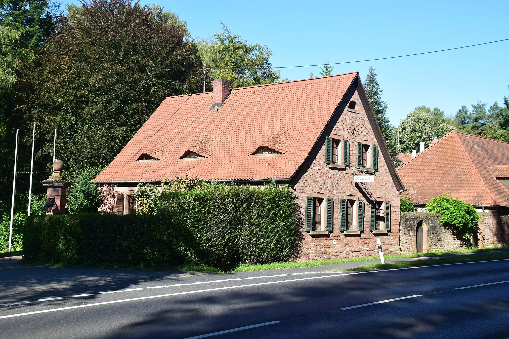 Photo showing: eingeschossiges giebelständiges Satteldachhaus mit Fledermausgaupen, unverputzte Rotsandsteinquader