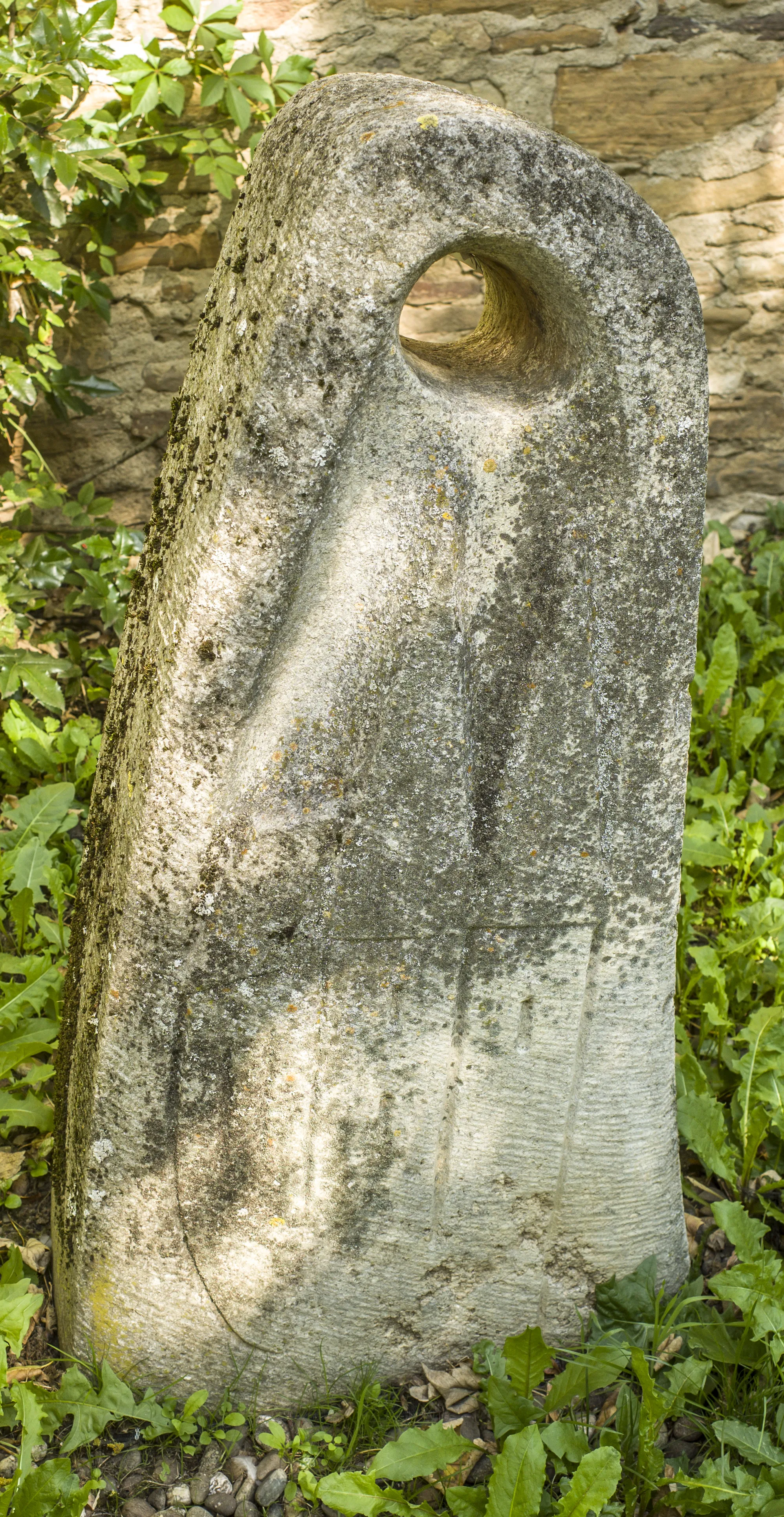 Photo showing: Gerolzhofen, Denkmal für den Frauenaufstand von 1945, Monolith mit abstrahierendem Relief der Kirche, 1955 von Erich Leuner