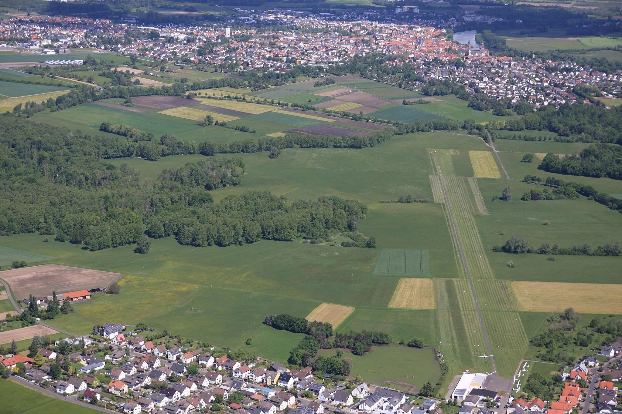 Photo showing: Luftaufnahme vom Flugplatz des" LSV Seligenstadt Zellhausen e.V.", links das Naturschutzgebiet "Zellerbruch von Seligenstadt und Zellhausen", im Hintergrund Seligenstadt am Main. Blickrichtung Nord.