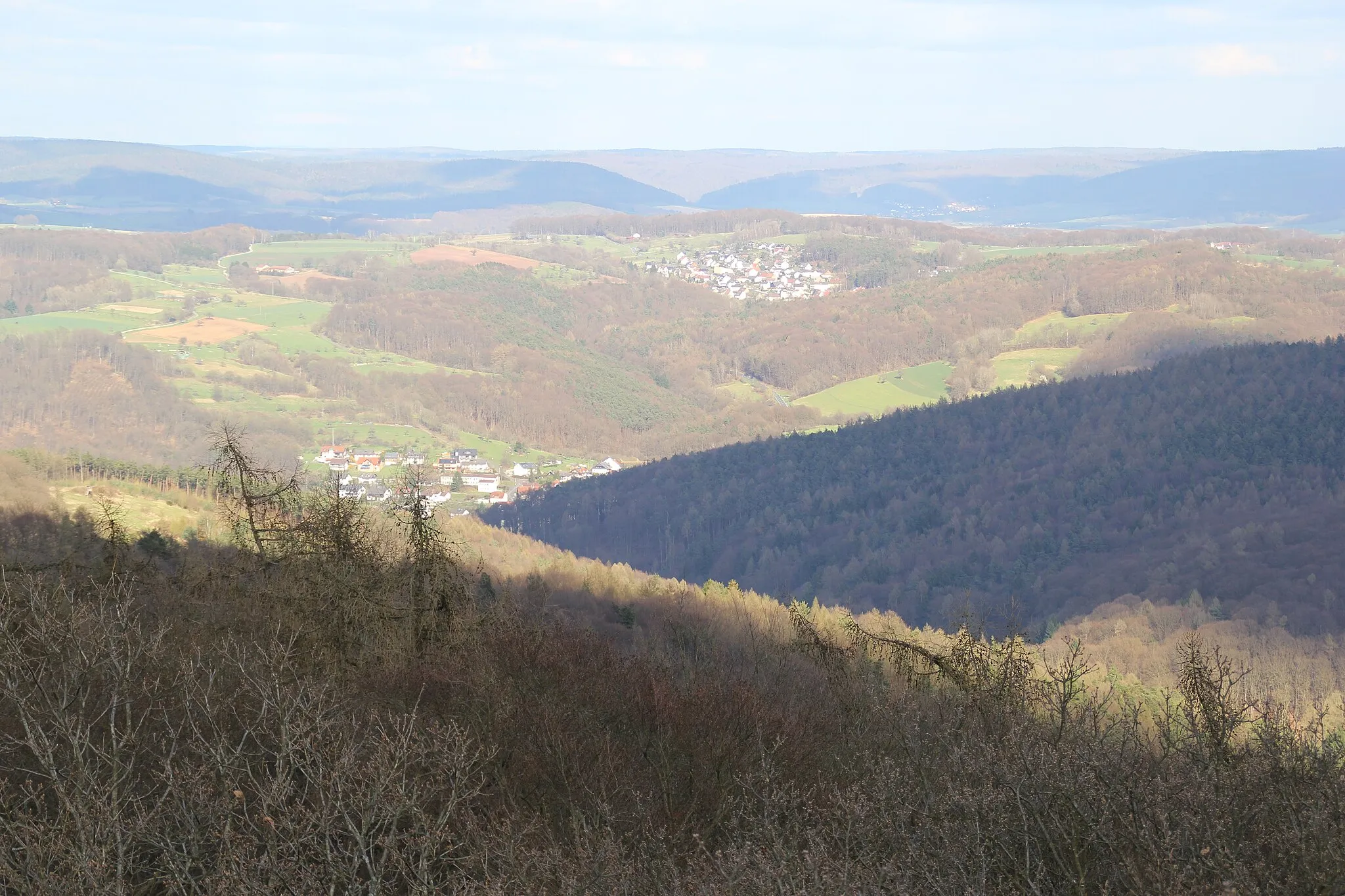 Photo showing: Dörnsteinbach und Niedersteinbach im Landkreis Aschaffenburg, Bayern. Gesehen vom Ludwigsturm auf dem Hahnenkamm bei Alzenau.