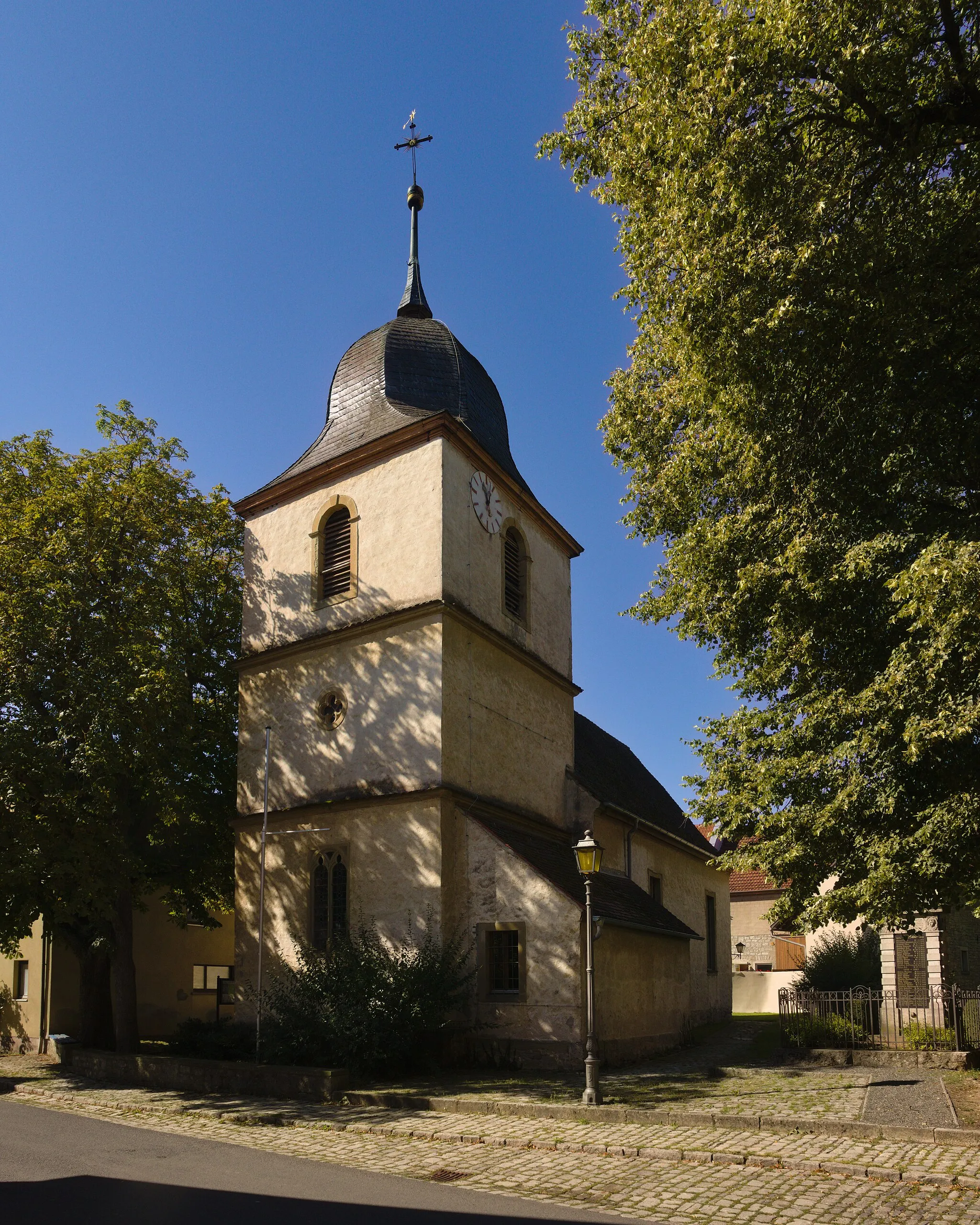 Photo showing: St. Johannes (Erlach). (ab 1453), ab 1593 evang.-luth. Pfarrkirche, dann ab 1697 Simultankirche, Saalbau mit eingezogenem quadratischen Chor und Chorturm mit Glockendach, im Kern wohl 14. Jh., verändert im 16. und 18.